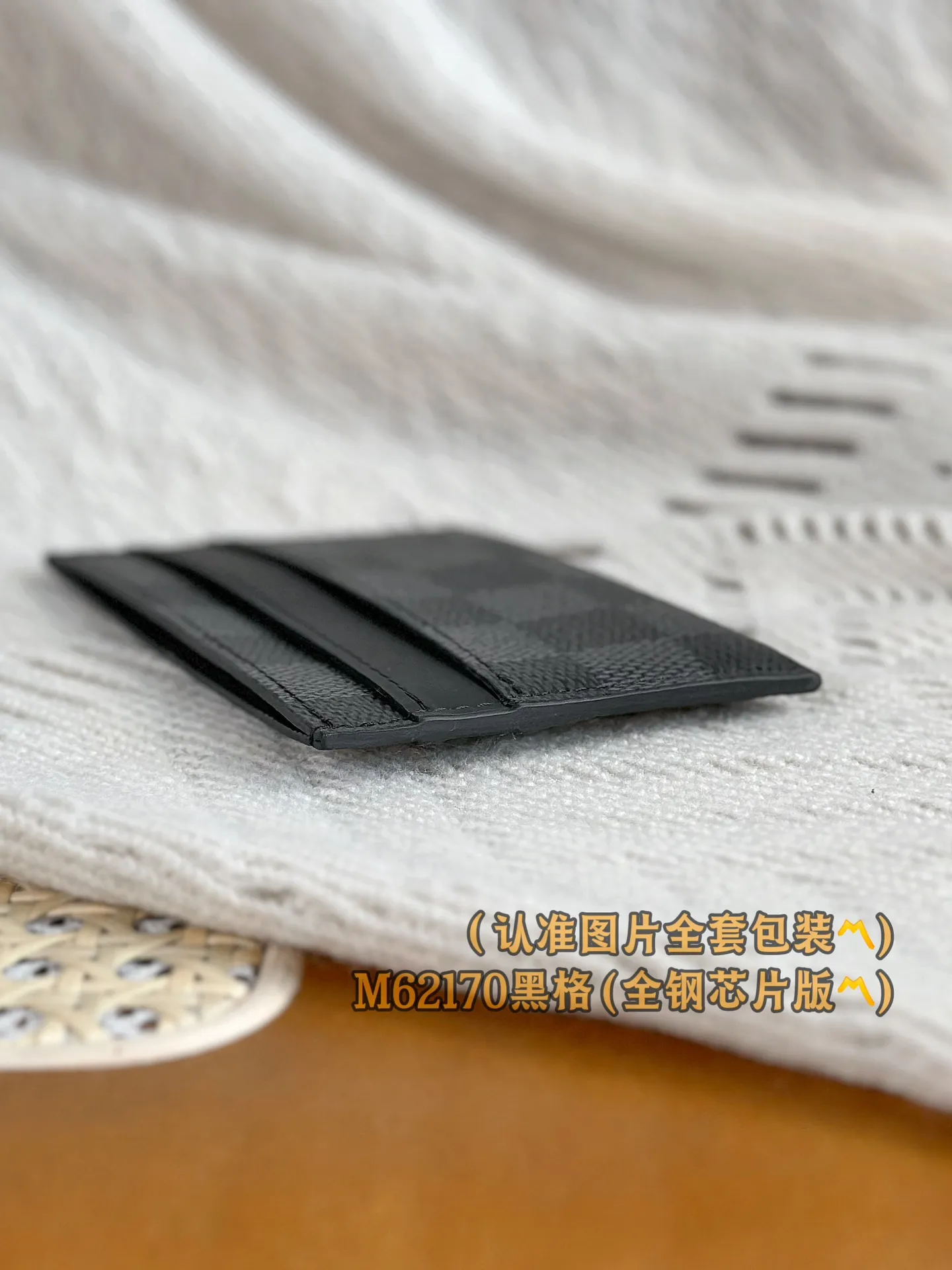 M62170 Heige (〽️Grade A all-steel〽️) personalized customized version! Transcoding chip, Double card holder This compact and stylish card holder is made of the brand's latest Monogram Eclipse coated canvas and can be easily stored in a pocket. It has four compartments and a central pocket, which can hold credit cards, tickets and business cards. 11 x 7 x 1.5 cm (length x height x width). Special grade 180