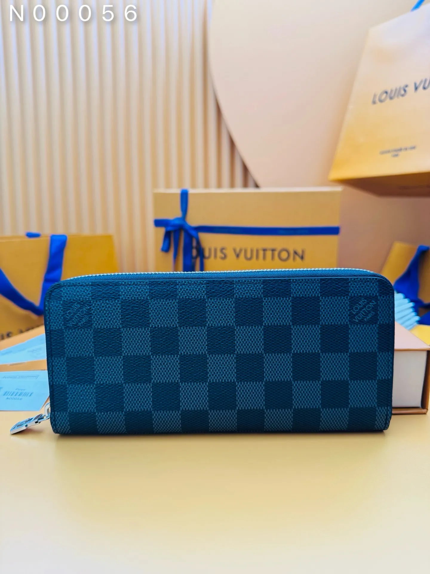 N00056 "Special Duty Free" ♻️ [Official special edition·First-class material·All steel hardware·163 chip·Full set of packaging] The horizontal zipper wallet horizontal section is made of Damier graphite canvas with silver metal accessories. This is a reimagining of the traditional Zippy wallet's vertical design, changing it to a horizontal design to enhance its functionality. The practical design of this zippered wallet includes a main compartment with a zippered pocket in the center; six card slots on each side; and two flat pockets for banknotes or receipts. 21x10x2.5cm 💰740