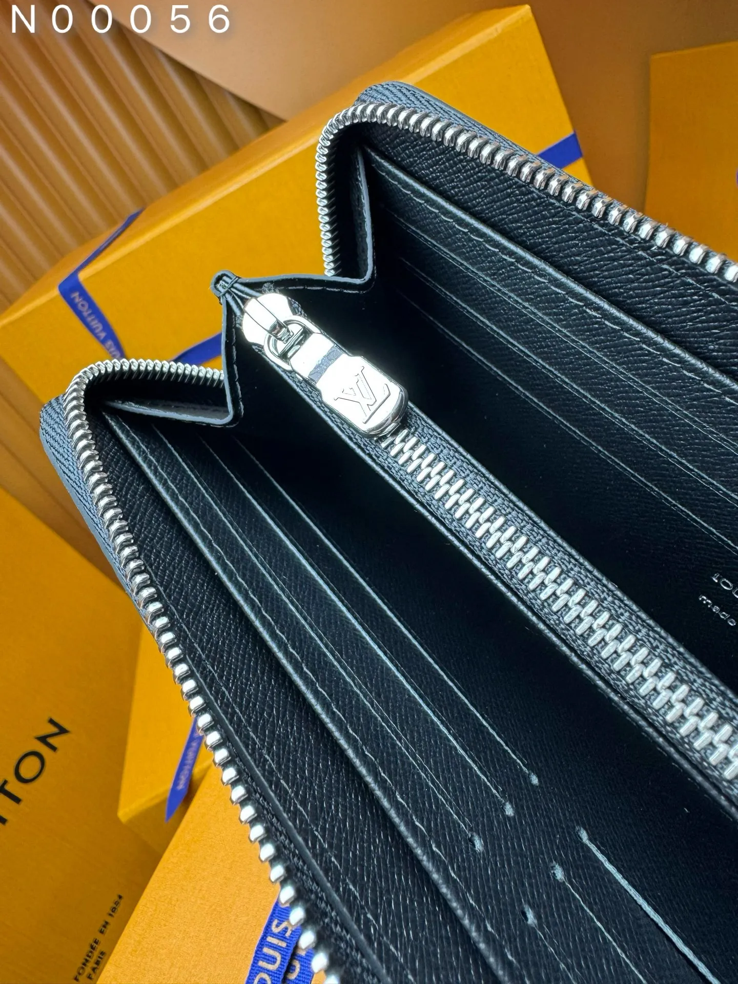 N00056 "Special Duty Free" ♻️ [Official special edition·First-class material·All steel hardware·163 chip·Full set of packaging] The horizontal zipper wallet horizontal section is made of Damier graphite canvas with silver metal accessories. This is a reimagining of the traditional Zippy wallet's vertical design, changing it to a horizontal design to enhance its functionality. The practical design of this zippered wallet includes a main compartment with a zippered pocket in the center; six card slots on each side; and two flat pockets for banknotes or receipts. 21x10x2.5cm 💰740