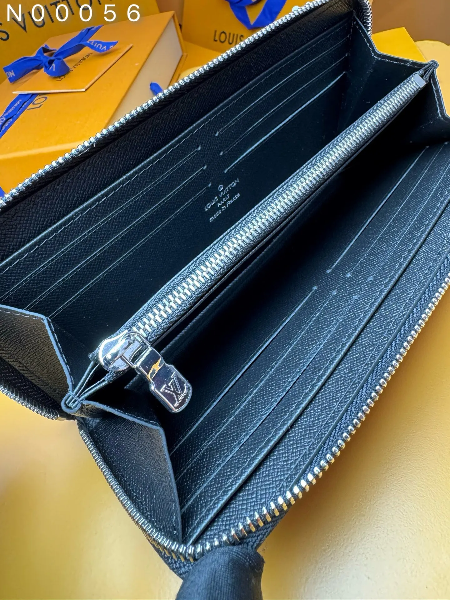 N00056 "Special Duty Free" ♻️ [Official special edition·First-class material·All steel hardware·163 chip·Full set of packaging] The horizontal zipper wallet horizontal section is made of Damier graphite canvas with silver metal accessories. This is a reimagining of the traditional Zippy wallet's vertical design, changing it to a horizontal design to enhance its functionality. The practical design of this zippered wallet includes a main compartment with a zippered pocket in the center; six card slots on each side; and two flat pockets for banknotes or receipts. 21x10x2.5cm 💰740