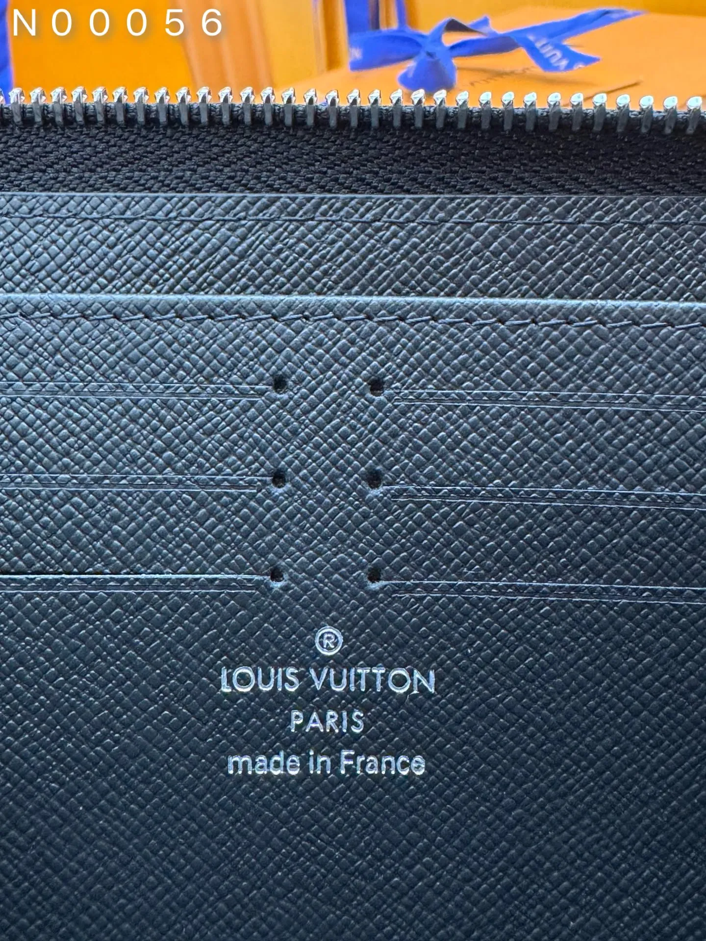 N00056 "Special Duty Free" ♻️ [Official special edition·First-class material·All steel hardware·163 chip·Full set of packaging] The horizontal zipper wallet horizontal section is made of Damier graphite canvas with silver metal accessories. This is a reimagining of the traditional Zippy wallet's vertical design, changing it to a horizontal design to enhance its functionality. The practical design of this zippered wallet includes a main compartment with a zippered pocket in the center; six card slots on each side; and two flat pockets for banknotes or receipts. 21x10x2.5cm 💰740