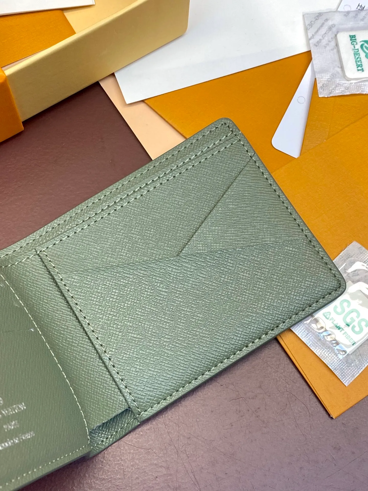 M11547 gradient gray! MULTIPLE Wallet The Multiple Wallet is made of the new iconic blue Monogram Eclipse canvas. The extremely practical interior design is equipped with numerous slots to easily store business cards, credit cards, and banknotes. Compact enough to fit into a garment pocket. Dimensions 11x8.5x2cm. 💰340
