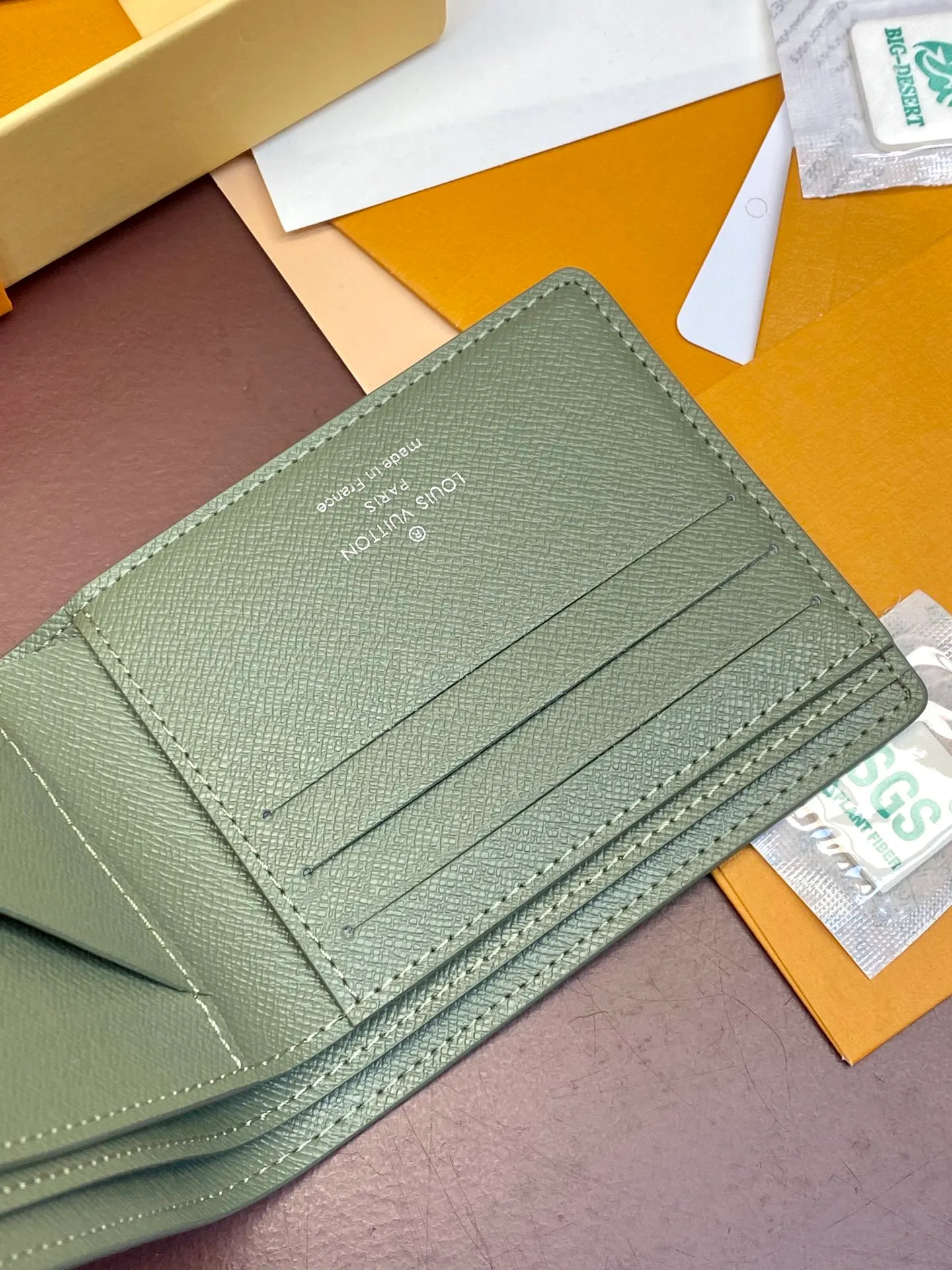 M11547 gradient gray! MULTIPLE Wallet The Multiple Wallet is made of the new iconic blue Monogram Eclipse canvas. The extremely practical interior design is equipped with numerous slots to easily store business cards, credit cards, and banknotes. Compact enough to fit into a garment pocket. Dimensions 11x8.5x2cm. 💰340