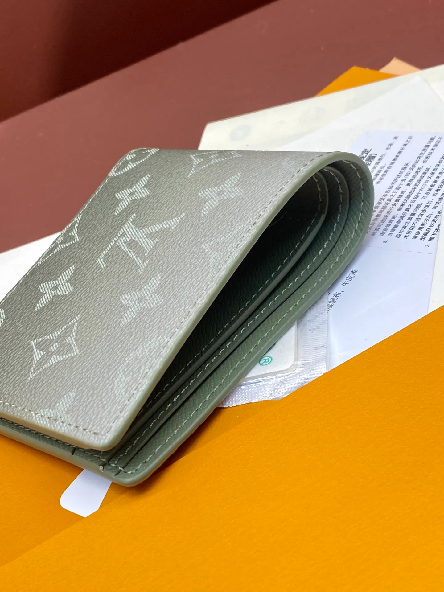 M11547 gradient gray! MULTIPLE Wallet The Multiple Wallet is made of the new iconic blue Monogram Eclipse canvas. The extremely practical interior design is equipped with numerous slots to easily store business cards, credit cards, and banknotes. Compact enough to fit into a garment pocket. Dimensions 11x8.5x2cm. 💰340