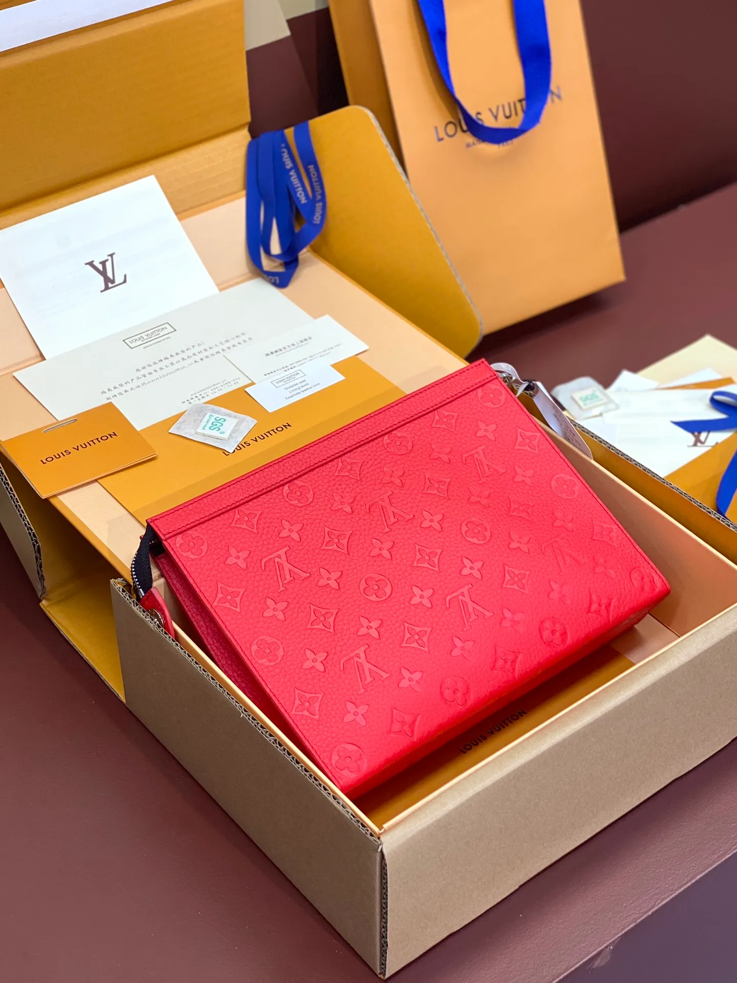 💰 720 upgraded version⚠️M61692 embossed red! Chip version, (made of first-layer cowhide) POCHETTE VOYAGE clutch. This Pochette Voyage clutch is made of Taïga pebbled cowhide, marked with LV letters on one corner, and paired with shiny metal parts. The zipper opens the card slot and main compartment, which can accommodate small items. Detailed features! 27 x 21 x 6 cm, (Length x Height x Width), Taïga cow leather, Textile lining, Metal hardware, Zip closure, Internal slip pocket, Card compartment, Made in one of France, Spain, Italy and the United States.