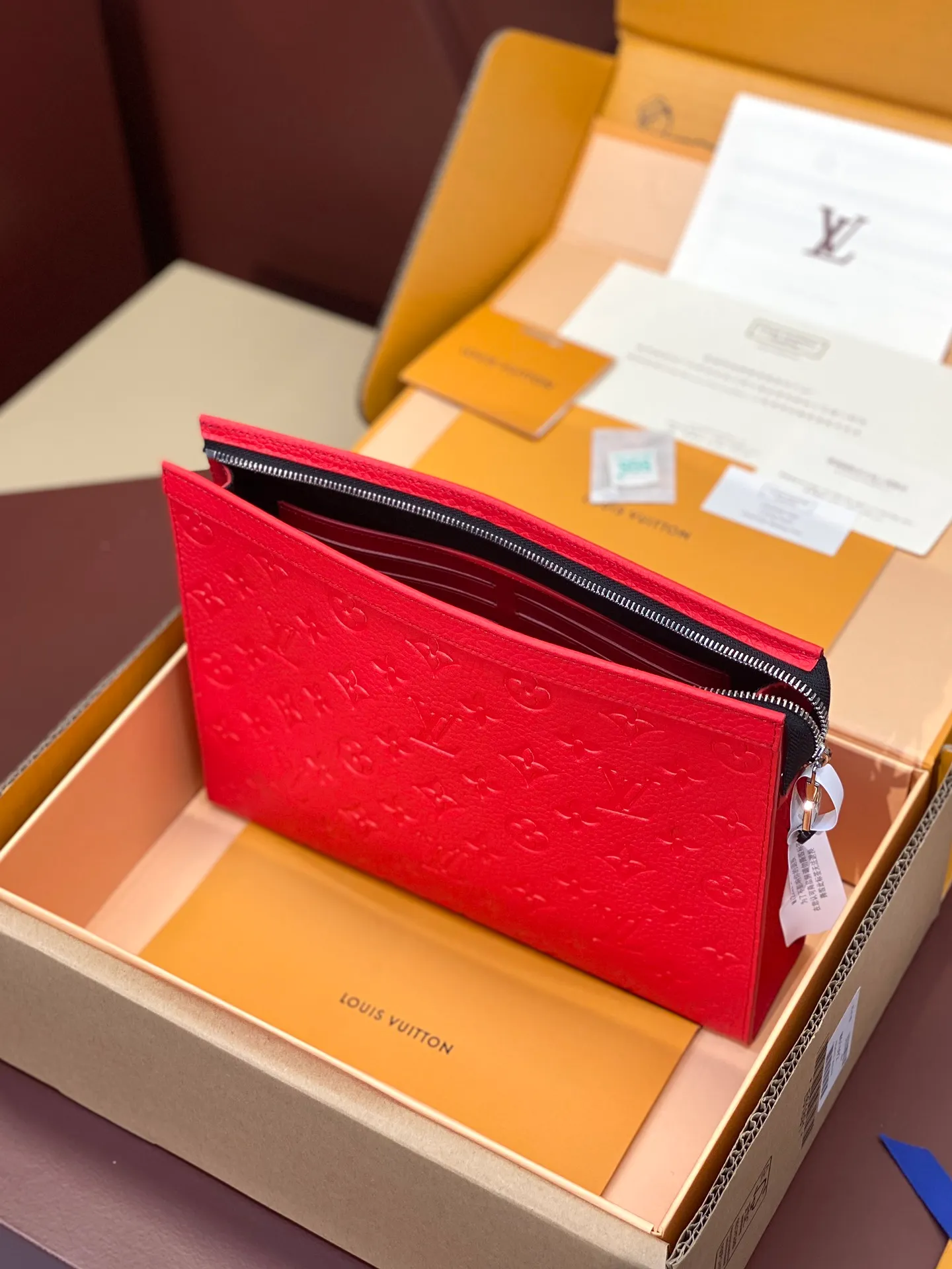 💰 720 upgraded version⚠️M61692 embossed red! Chip version, (made of first-layer cowhide) POCHETTE VOYAGE clutch. This Pochette Voyage clutch is made of Taïga pebbled cowhide, marked with LV letters on one corner, and paired with shiny metal parts. The zipper opens the card slot and main compartment, which can accommodate small items. Detailed features! 27 x 21 x 6 cm, (Length x Height x Width), Taïga cow leather, Textile lining, Metal hardware, Zip closure, Internal slip pocket, Card compartment, Made in one of France, Spain, Italy and the United States.