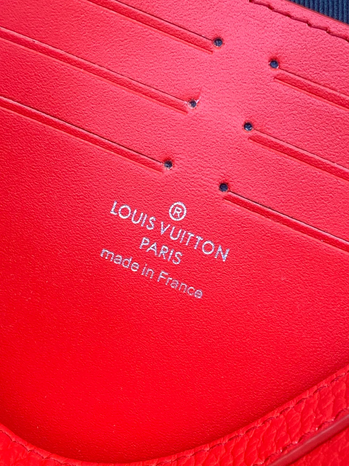💰 720 upgraded version⚠️M61692 embossed red! Chip version, (made of first-layer cowhide) POCHETTE VOYAGE clutch. This Pochette Voyage clutch is made of Taïga pebbled cowhide, marked with LV letters on one corner, and paired with shiny metal parts. The zipper opens the card slot and main compartment, which can accommodate small items. Detailed features! 27 x 21 x 6 cm, (Length x Height x Width), Taïga cow leather, Textile lining, Metal hardware, Zip closure, Internal slip pocket, Card compartment, Made in one of France, Spain, Italy and the United States.