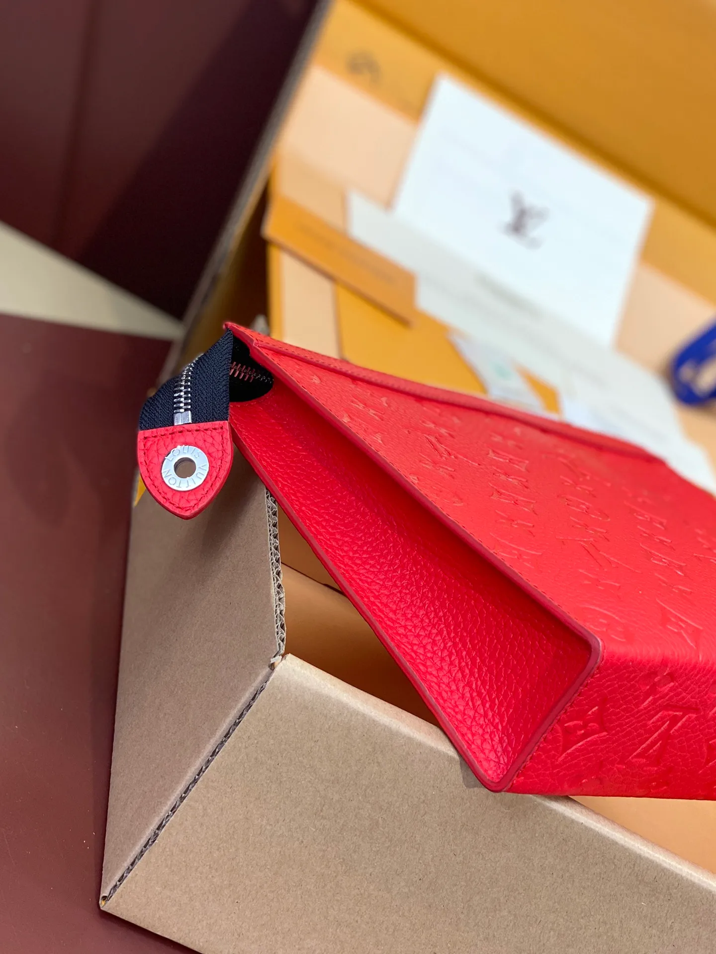 💰 720 upgraded version⚠️M61692 embossed red! Chip version, (made of first-layer cowhide) POCHETTE VOYAGE clutch. This Pochette Voyage clutch is made of Taïga pebbled cowhide, marked with LV letters on one corner, and paired with shiny metal parts. The zipper opens the card slot and main compartment, which can accommodate small items. Detailed features! 27 x 21 x 6 cm, (Length x Height x Width), Taïga cow leather, Textile lining, Metal hardware, Zip closure, Internal slip pocket, Card compartment, Made in one of France, Spain, Italy and the United States.