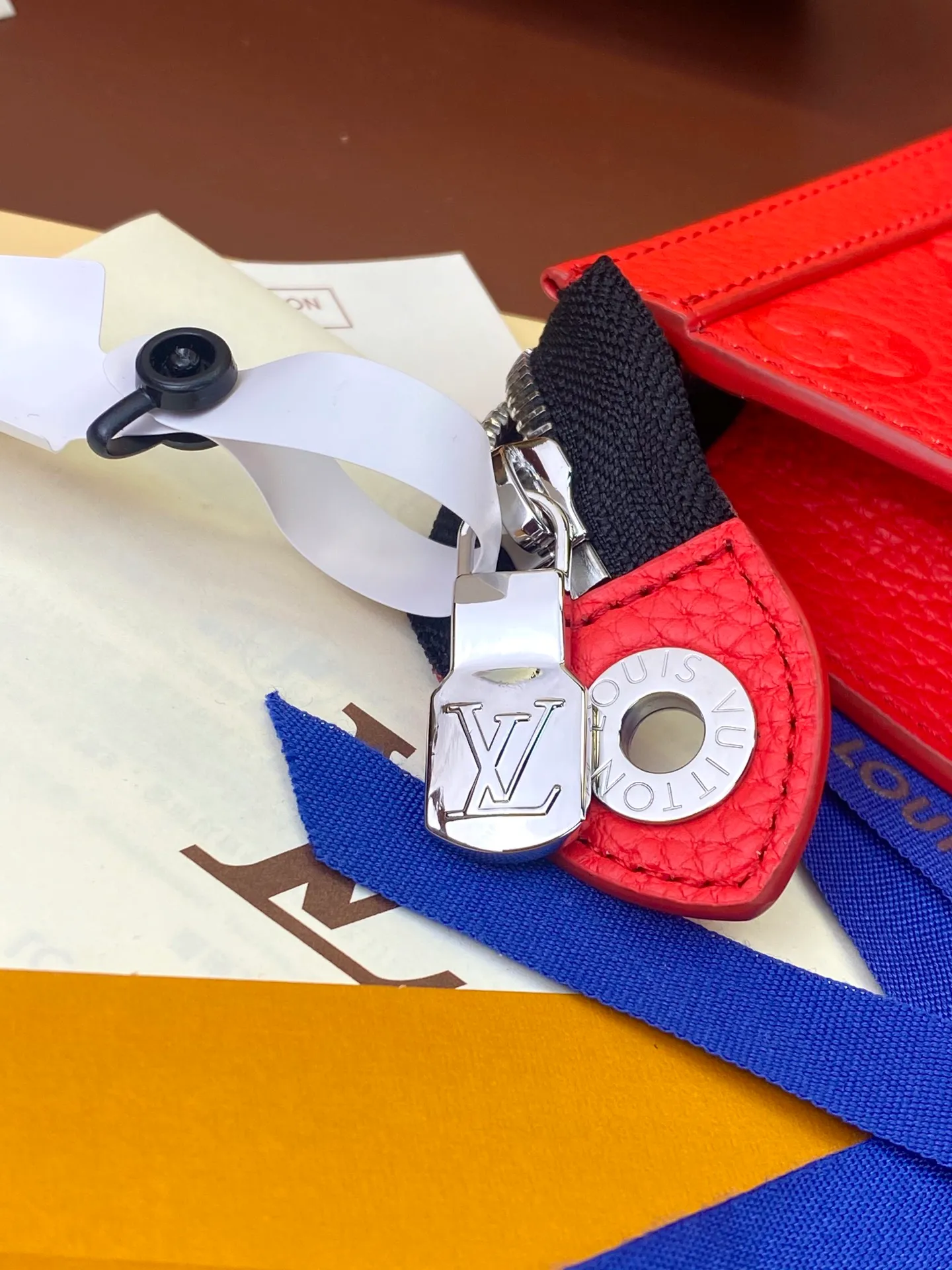 💰 720 upgraded version⚠️M61692 embossed red! Chip version, (made of first-layer cowhide) POCHETTE VOYAGE clutch. This Pochette Voyage clutch is made of Taïga pebbled cowhide, marked with LV letters on one corner, and paired with shiny metal parts. The zipper opens the card slot and main compartment, which can accommodate small items. Detailed features! 27 x 21 x 6 cm, (Length x Height x Width), Taïga cow leather, Textile lining, Metal hardware, Zip closure, Internal slip pocket, Card compartment, Made in one of France, Spain, Italy and the United States.