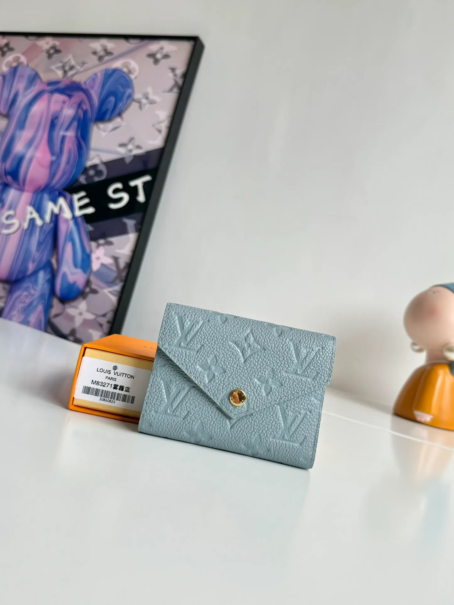 P480🇫🇷Exclusive real shot of overseas original M83271 haze blue! Gorgeous and functional, this soft and compact Victorine wallet in Monogram Empreinte leather is the ultimate fashion companion. Every detail has been carefully designed to maximize the storage function of a long wallet in a petite size. Size: 12×9cm