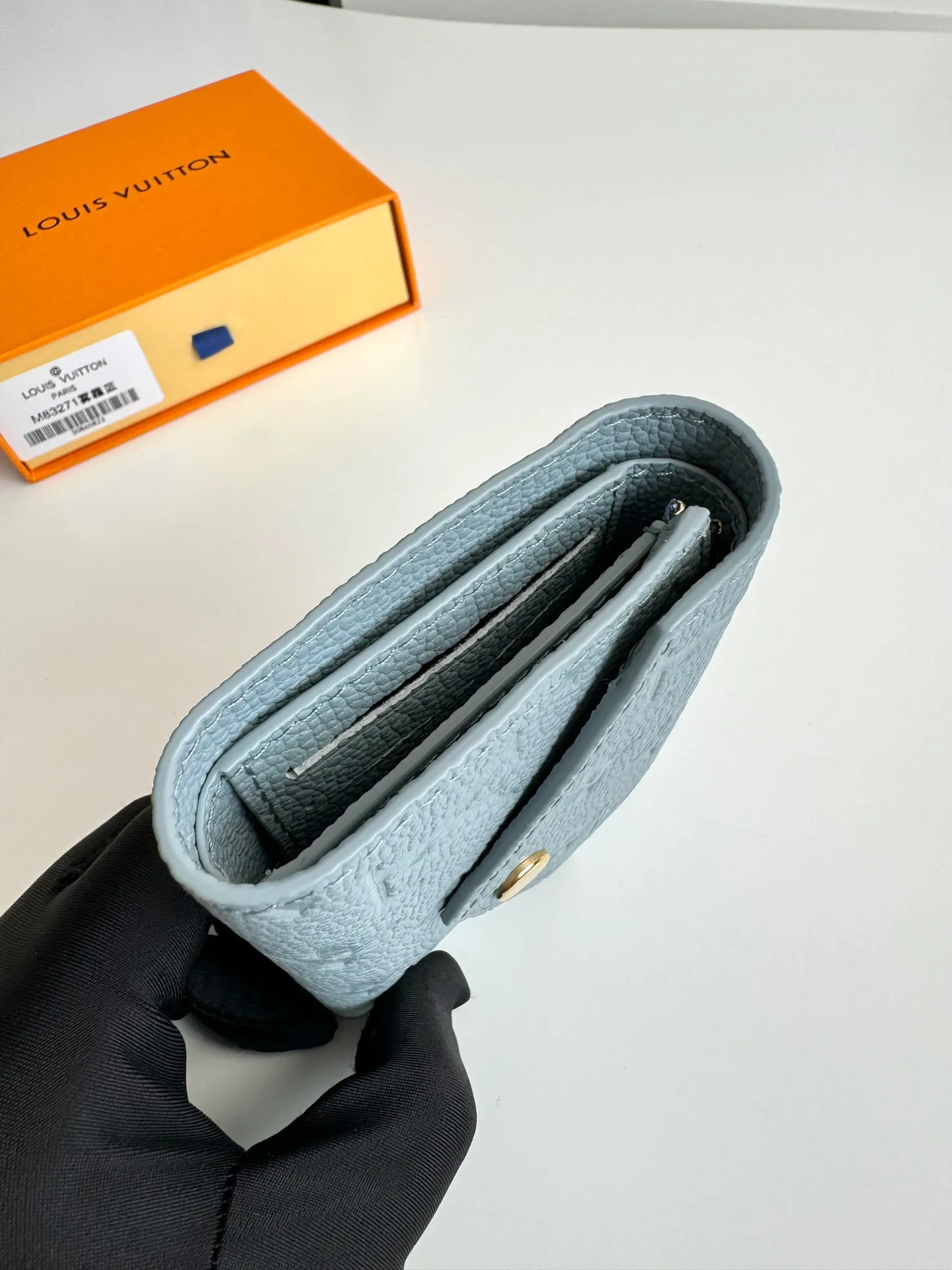 P480🇫🇷Exclusive real shot of overseas original M83271 haze blue! Gorgeous and functional, this soft and compact Victorine wallet in Monogram Empreinte leather is the ultimate fashion companion. Every detail has been carefully designed to maximize the storage function of a long wallet in a petite size. Size: 12×9cm