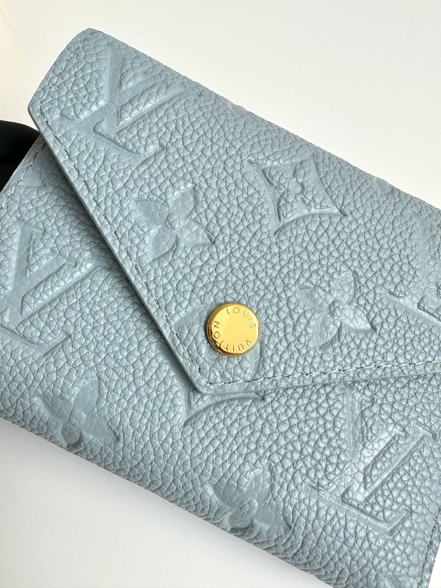 P480🇫🇷Exclusive real shot of overseas original M83271 haze blue! Gorgeous and functional, this soft and compact Victorine wallet in Monogram Empreinte leather is the ultimate fashion companion. Every detail has been carefully designed to maximize the storage function of a long wallet in a petite size. Size: 12×9cm