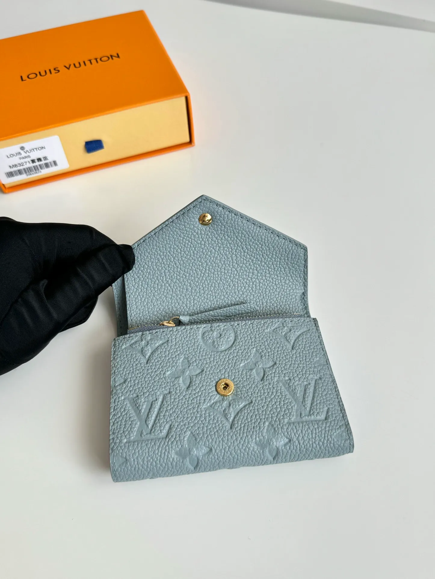 P480🇫🇷Exclusive real shot of overseas original M83271 haze blue! Gorgeous and functional, this soft and compact Victorine wallet in Monogram Empreinte leather is the ultimate fashion companion. Every detail has been carefully designed to maximize the storage function of a long wallet in a petite size. Size: 12×9cm