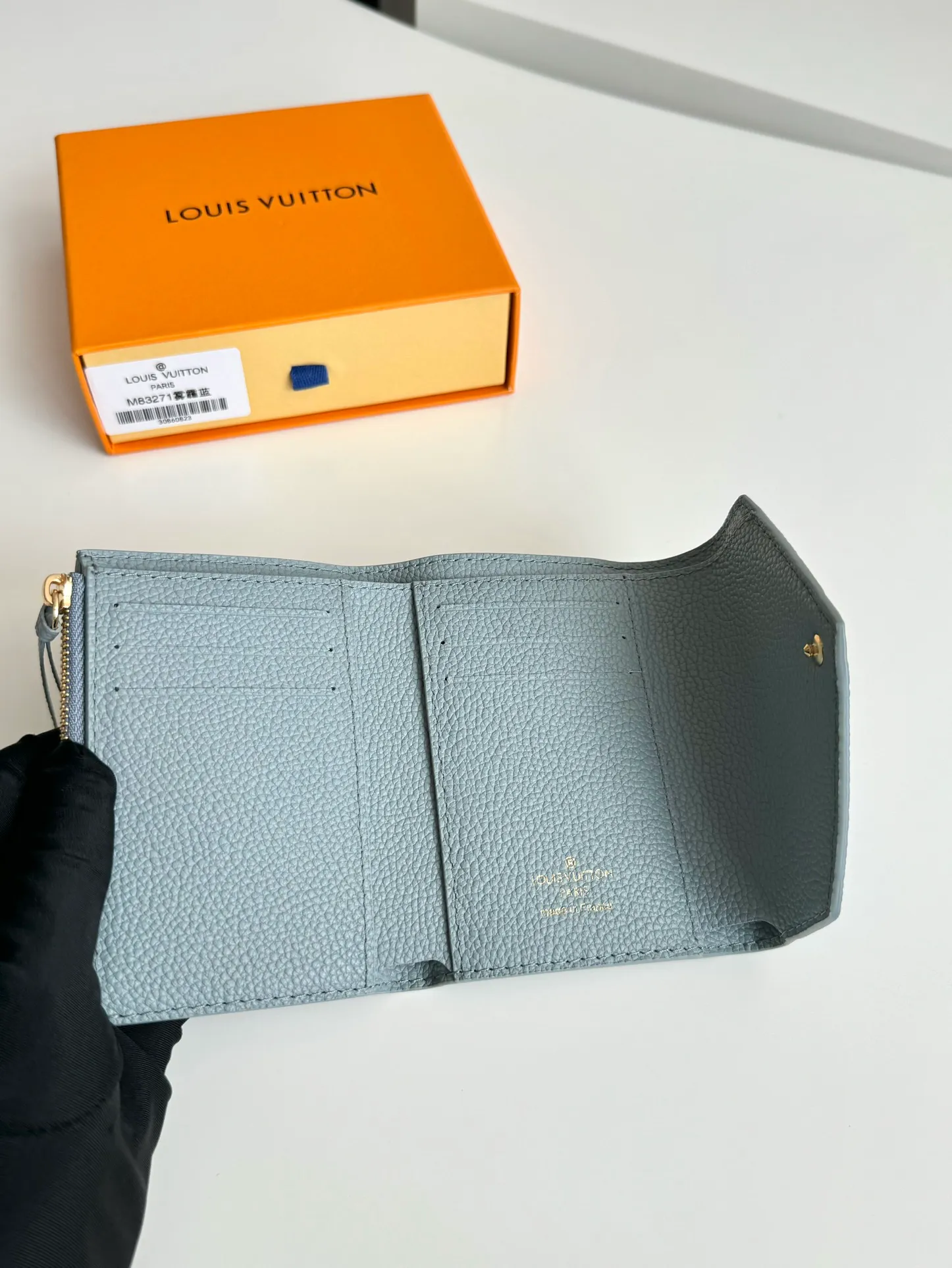 P480🇫🇷Exclusive real shot of overseas original M83271 haze blue! Gorgeous and functional, this soft and compact Victorine wallet in Monogram Empreinte leather is the ultimate fashion companion. Every detail has been carefully designed to maximize the storage function of a long wallet in a petite size. Size: 12×9cm