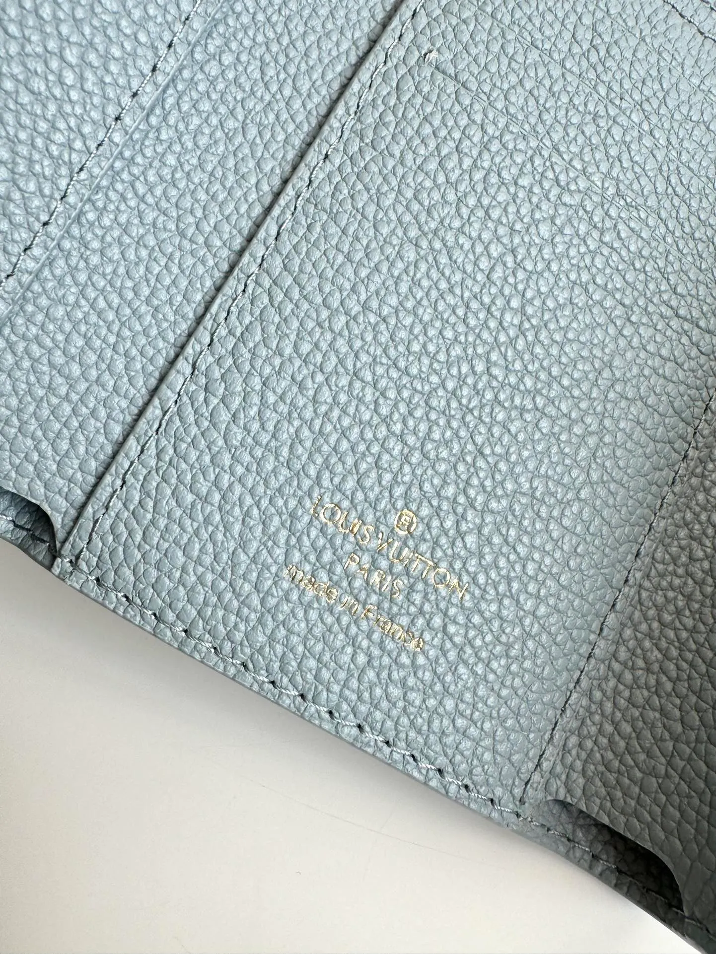 P480🇫🇷Exclusive real shot of overseas original M83271 haze blue! Gorgeous and functional, this soft and compact Victorine wallet in Monogram Empreinte leather is the ultimate fashion companion. Every detail has been carefully designed to maximize the storage function of a long wallet in a petite size. Size: 12×9cm