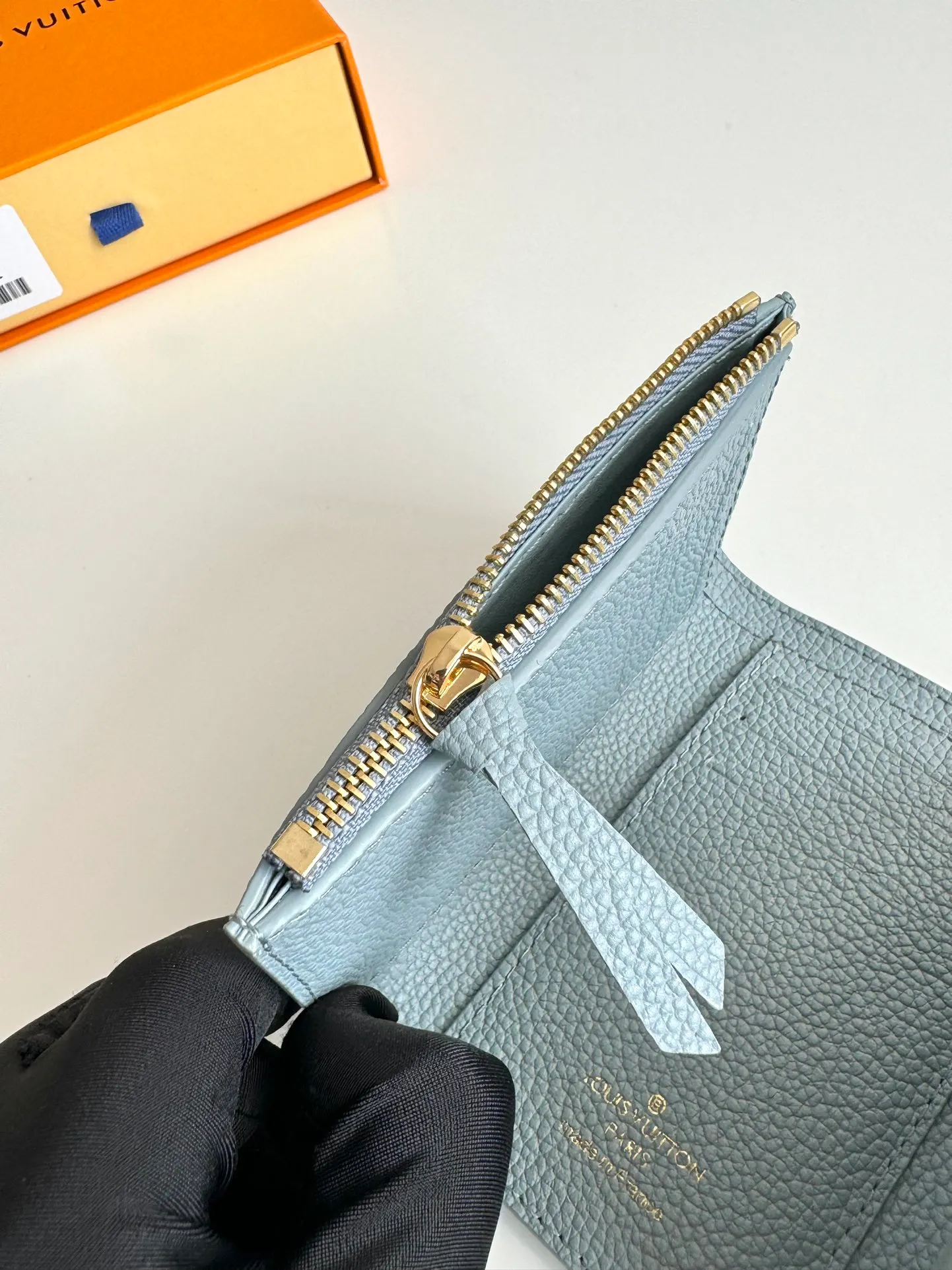 P480🇫🇷Exclusive real shot of overseas original M83271 haze blue! Gorgeous and functional, this soft and compact Victorine wallet in Monogram Empreinte leather is the ultimate fashion companion. Every detail has been carefully designed to maximize the storage function of a long wallet in a petite size. Size: 12×9cm