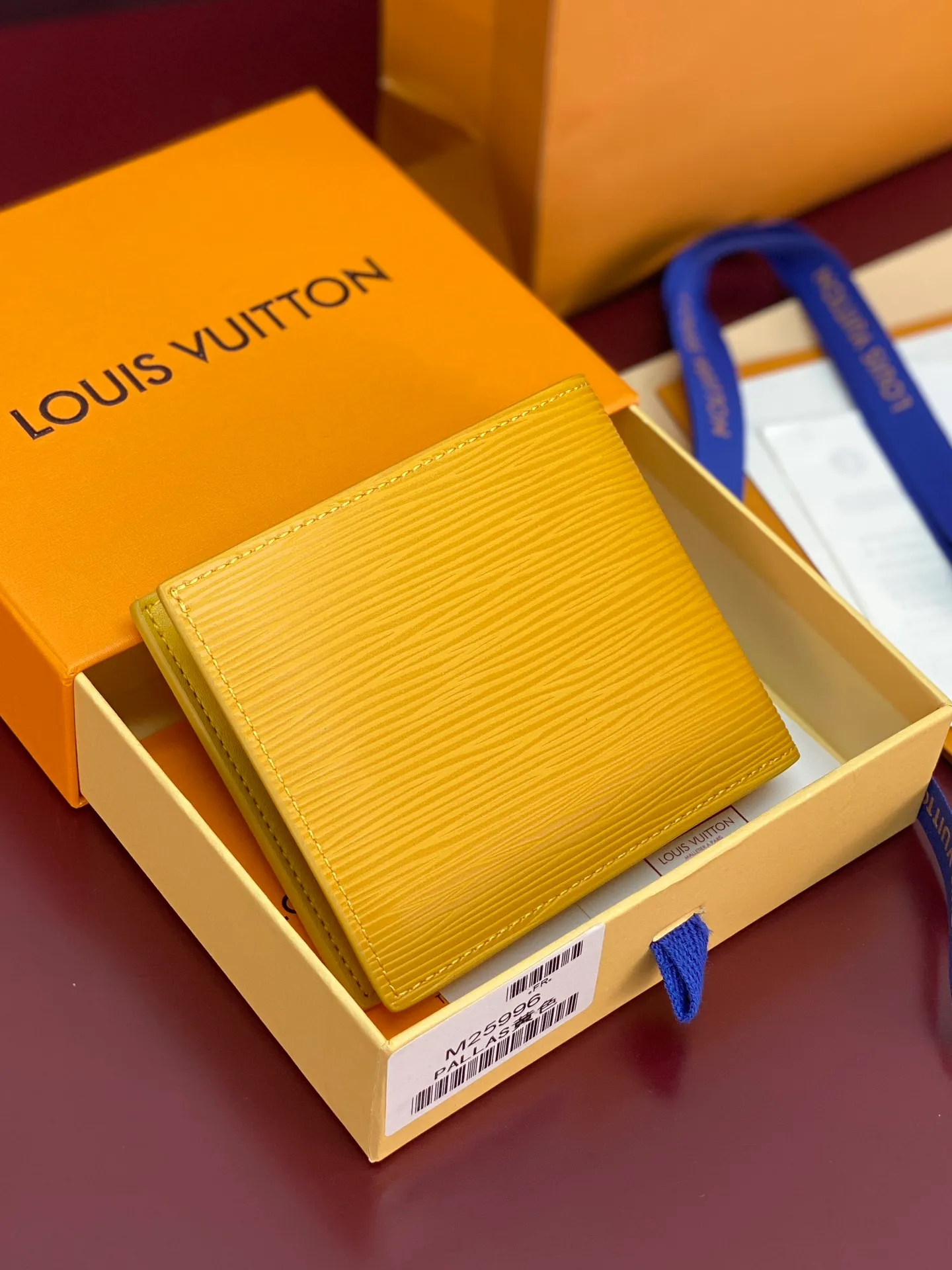 M25996 Yellow! 🦀 This wallet has a modern and elegant style. It is made of soft Epi leather. It is extremely functional and easy to carry. It can be easily stored in a back pocket or handbag. 11x9x2cm. 💰380
