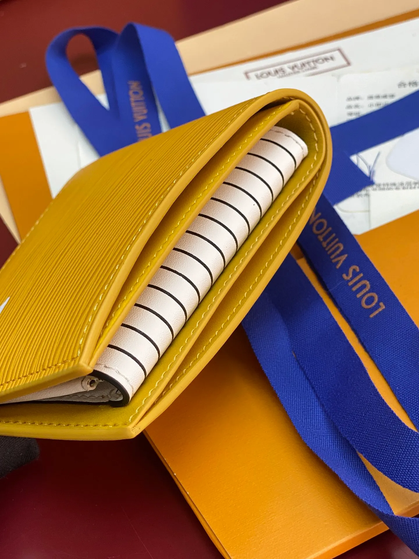 M25996 Yellow! 🦀 This wallet has a modern and elegant style. It is made of soft Epi leather. It is extremely functional and easy to carry. It can be easily stored in a back pocket or handbag. 11x9x2cm. 💰380