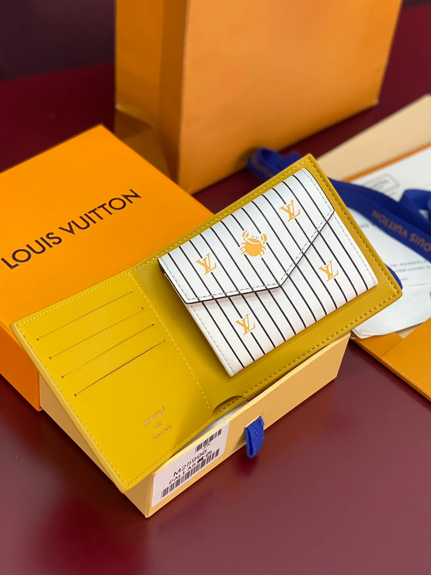 M25996 Yellow! 🦀 This wallet has a modern and elegant style. It is made of soft Epi leather. It is extremely functional and easy to carry. It can be easily stored in a back pocket or handbag. 11x9x2cm. 💰380