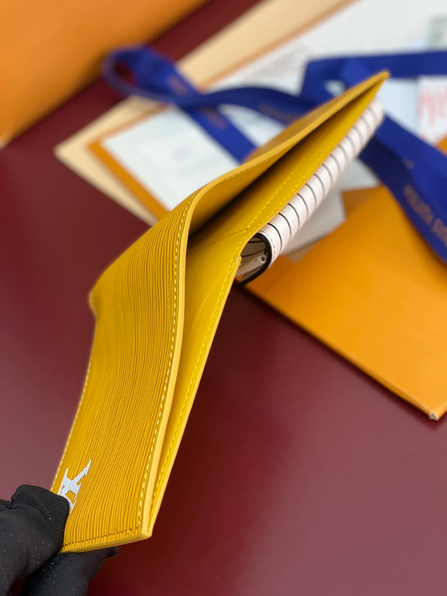 M25996 Yellow! 🦀 This wallet has a modern and elegant style. It is made of soft Epi leather. It is extremely functional and easy to carry. It can be easily stored in a back pocket or handbag. 11x9x2cm. 💰380