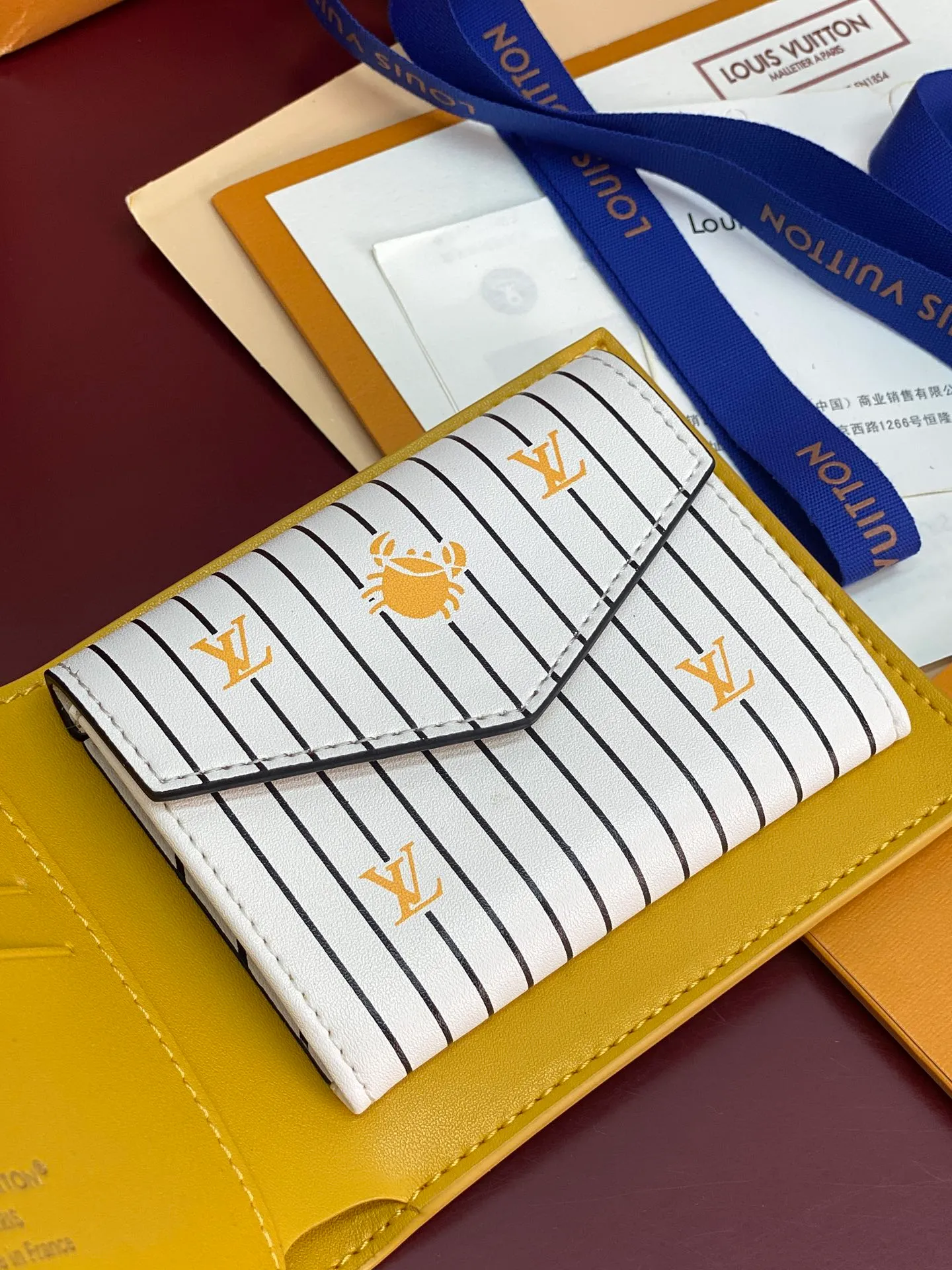 M25996 Yellow! 🦀 This wallet has a modern and elegant style. It is made of soft Epi leather. It is extremely functional and easy to carry. It can be easily stored in a back pocket or handbag. 11x9x2cm. 💰380