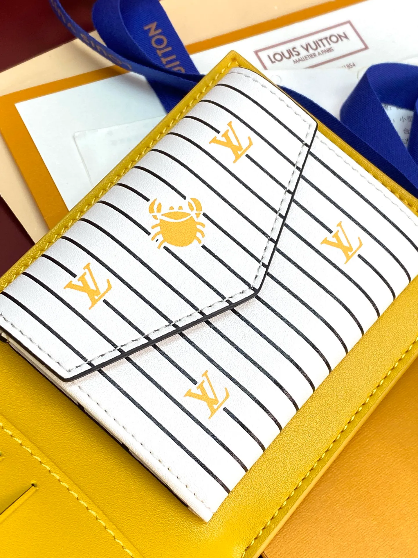 M25996 Yellow! 🦀 This wallet has a modern and elegant style. It is made of soft Epi leather. It is extremely functional and easy to carry. It can be easily stored in a back pocket or handbag. 11x9x2cm. 💰380