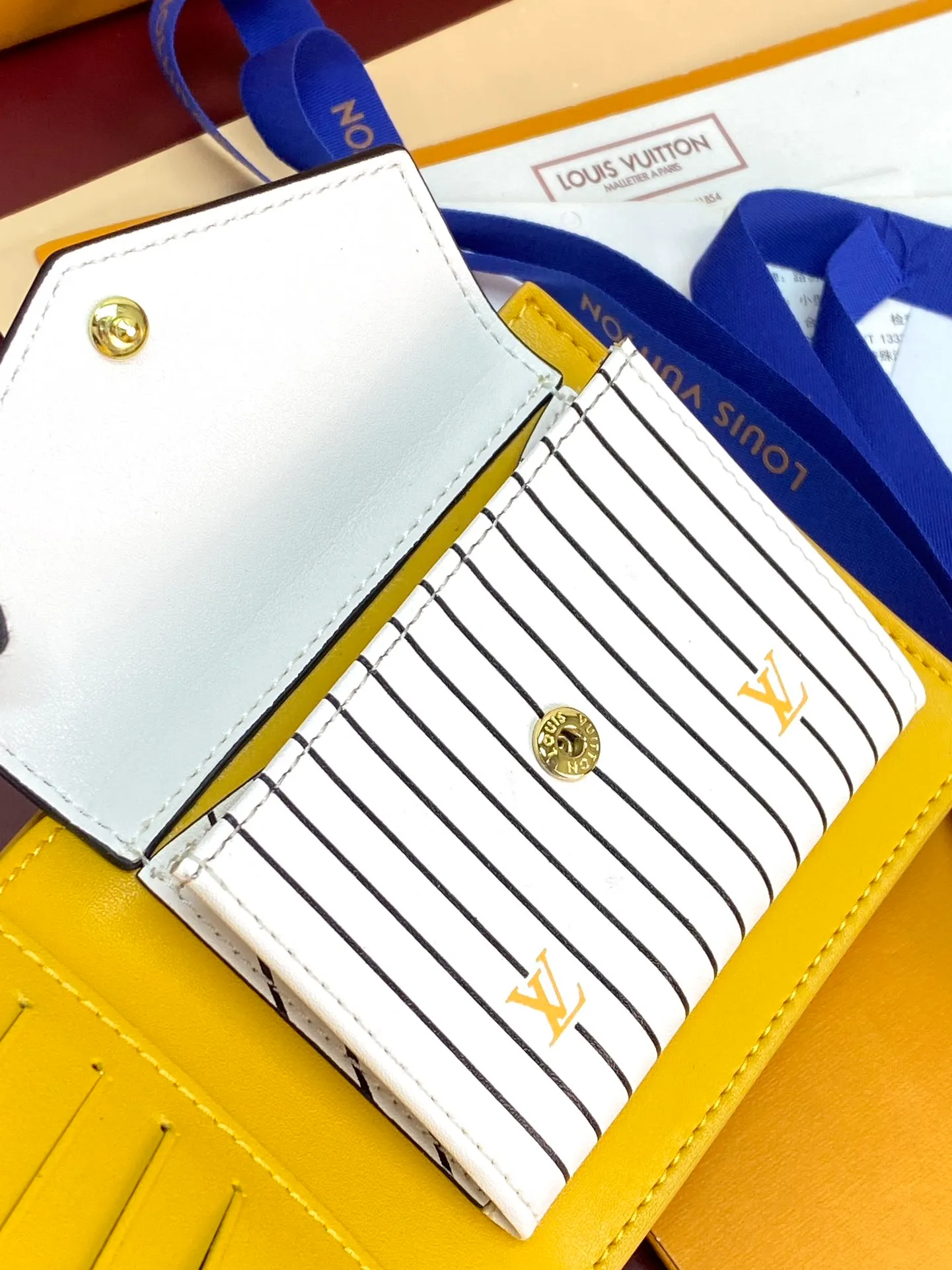 M25996 Yellow! 🦀 This wallet has a modern and elegant style. It is made of soft Epi leather. It is extremely functional and easy to carry. It can be easily stored in a back pocket or handbag. 11x9x2cm. 💰380