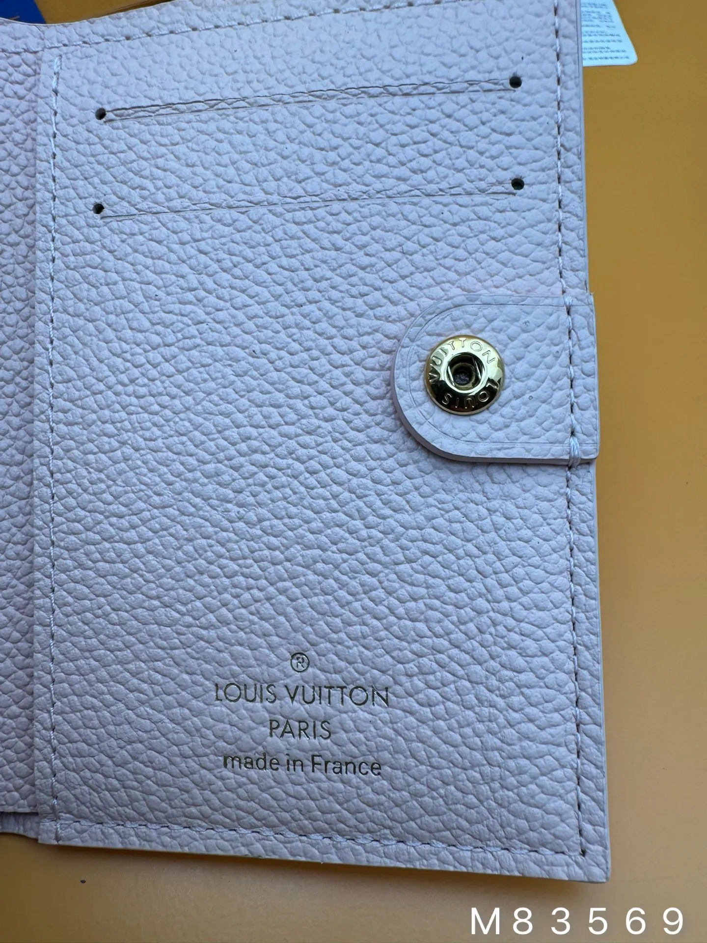 M83569 "Special Class Duty Free" ♻️[Official Edition·First Class Material·All Steel Hardware·French Chip·Full Packaging] The compact "Porto Foil Lisa" is reinterpreted with soft single-piece non-implanted leather that highlights the embossed single-piece pattern. It features a coin pocket with an LV ring on the zipper, making it a neat wallet. Interior features bill compartment, two flat pockets and four card slots. 9x11.5x1.5cm 💰640