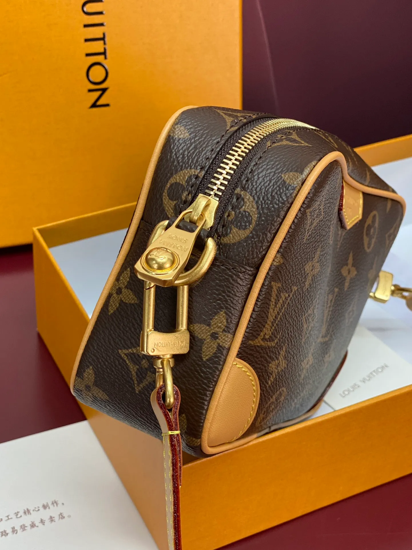 M14058 Presbyopia! Chip version! TROCADÉRO MINI BAG! This Trocadéro mini bag is crafted in Monogram Heritage coated canvas with leather trim and trunk-style reinforced corners, a nod to the brand's compact crossbody designs created in the 1980s. Classic tones complement the colorful striped lining, and the detachable and adjustable shoulder strap allows for shoulder or cross-body wear.  Dimensions 13 x 6.5 x 20 cm.