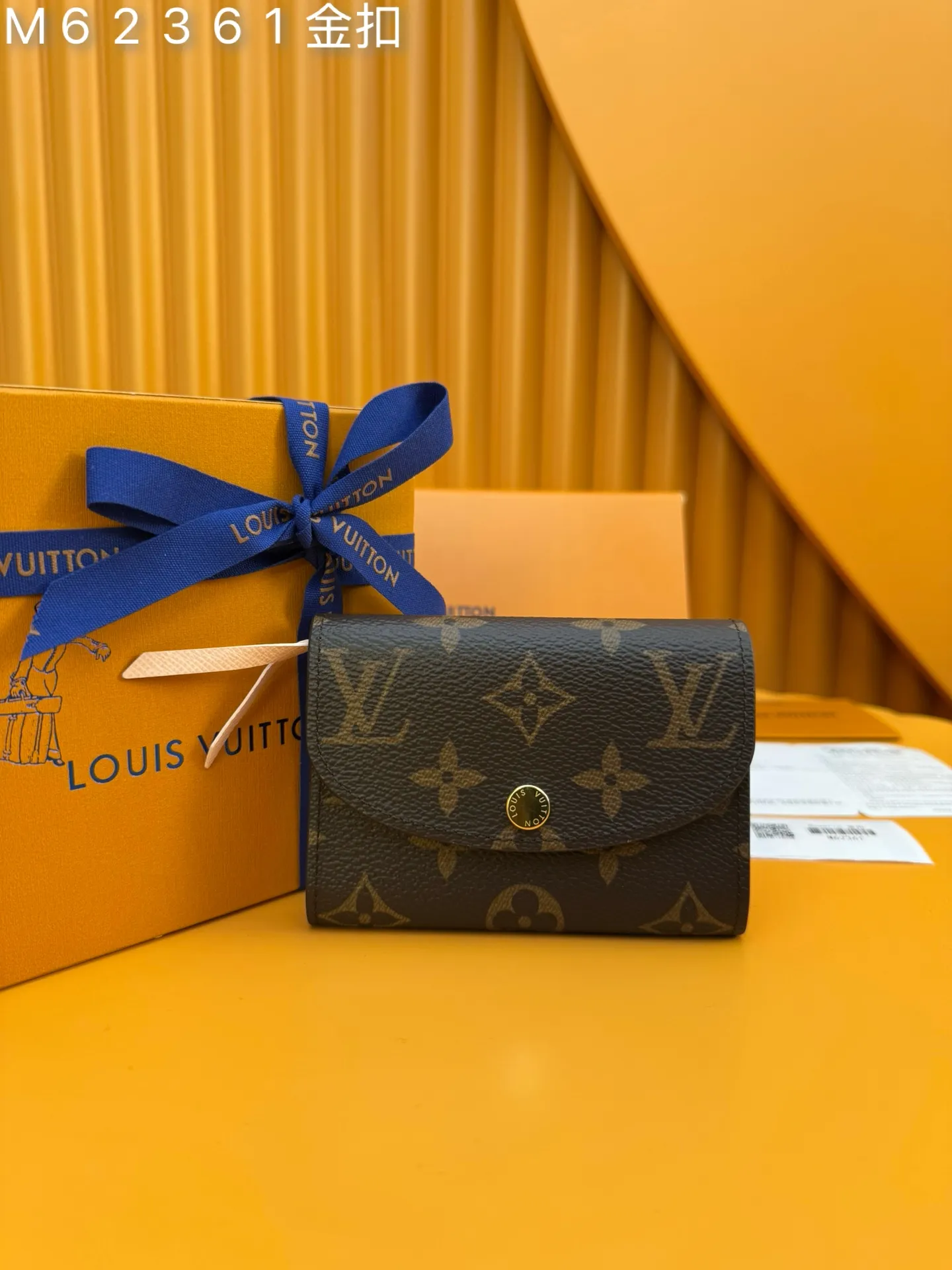 M62361 Gold Buckle "Special Duty Free" ♻️ [Official special edition·First-class material·All-steel hardware·French chip·Full set of packaging] Small and exquisite but extremely practical, this colorful envelope-style coin purse is the perfect companion for modern women in urban life. It is compact and can be easily carried in a bag or even a pocket. 11X8x2.5cm 💰440