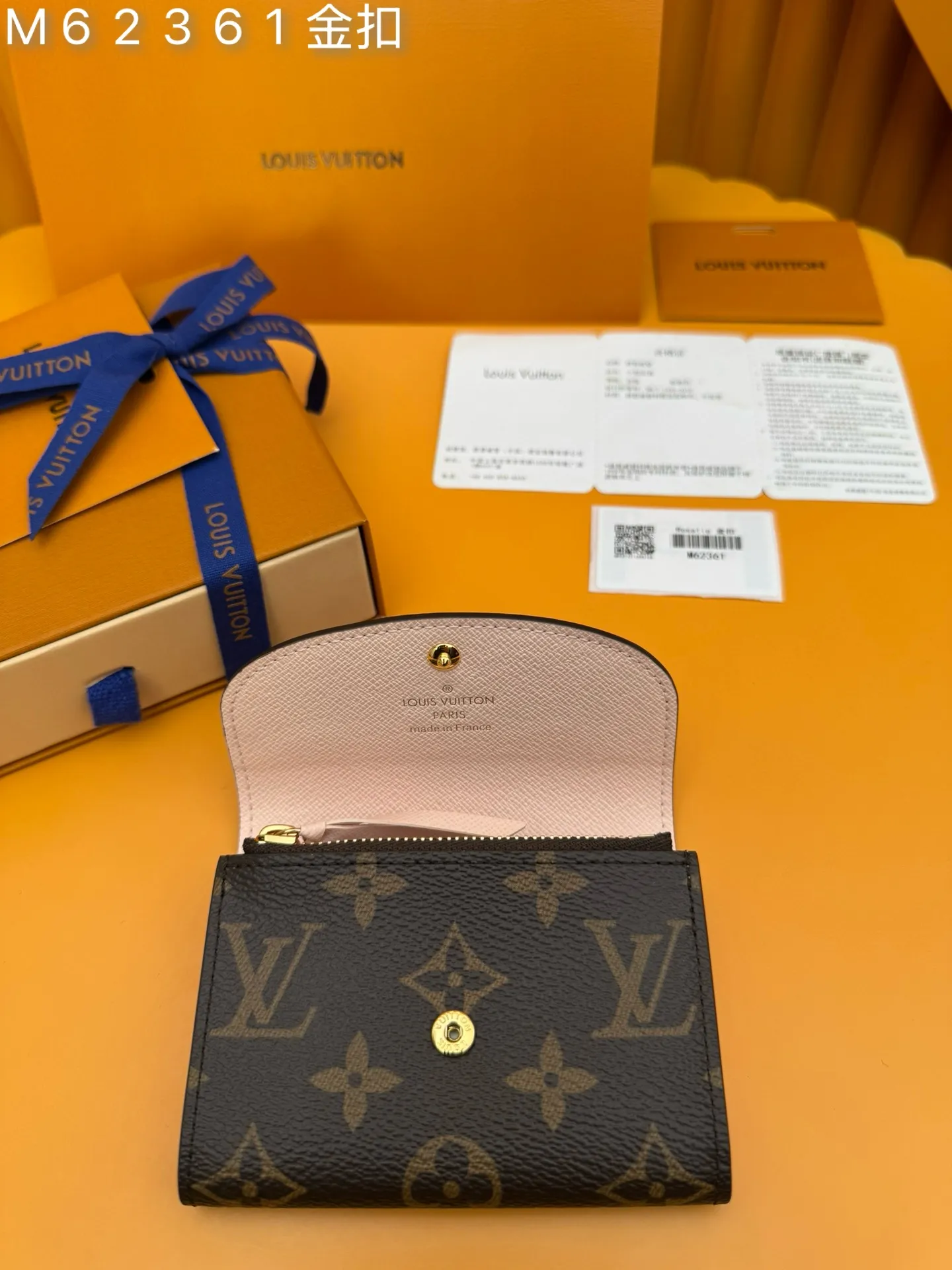 M62361 Gold Buckle "Special Duty Free" ♻️ [Official special edition·First-class material·All-steel hardware·French chip·Full set of packaging] Small and exquisite but extremely practical, this colorful envelope-style coin purse is the perfect companion for modern women in urban life. It is compact and can be easily carried in a bag or even a pocket. 11X8x2.5cm 💰440