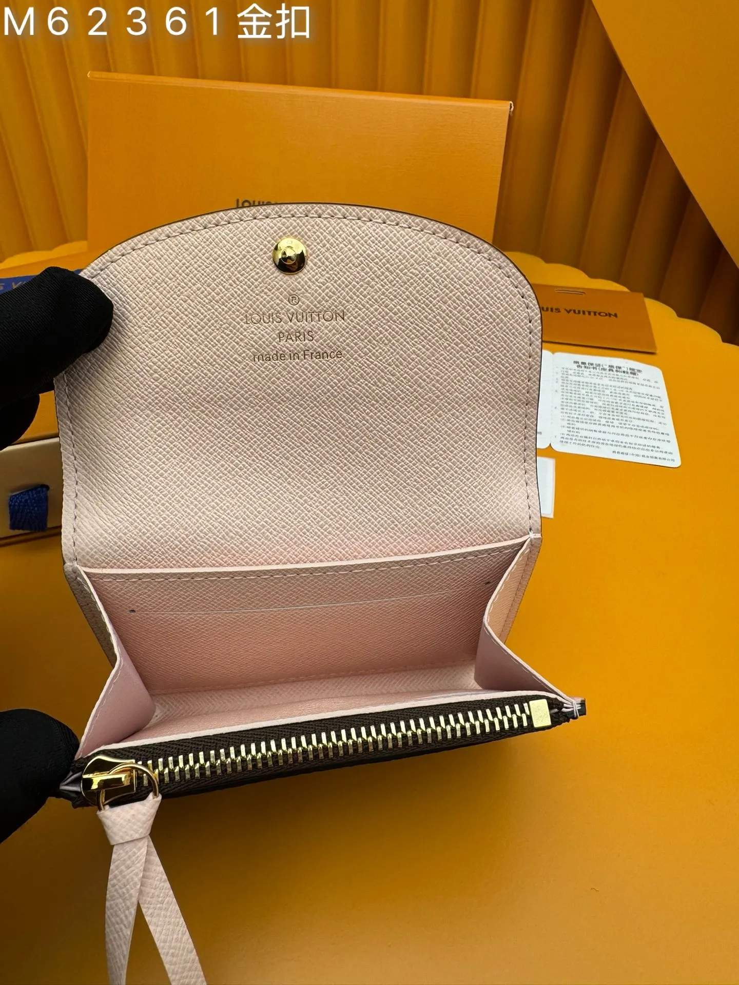 M62361 Gold Buckle "Special Duty Free" ♻️ [Official special edition·First-class material·All-steel hardware·French chip·Full set of packaging] Small and exquisite but extremely practical, this colorful envelope-style coin purse is the perfect companion for modern women in urban life. It is compact and can be easily carried in a bag or even a pocket. 11X8x2.5cm 💰440
