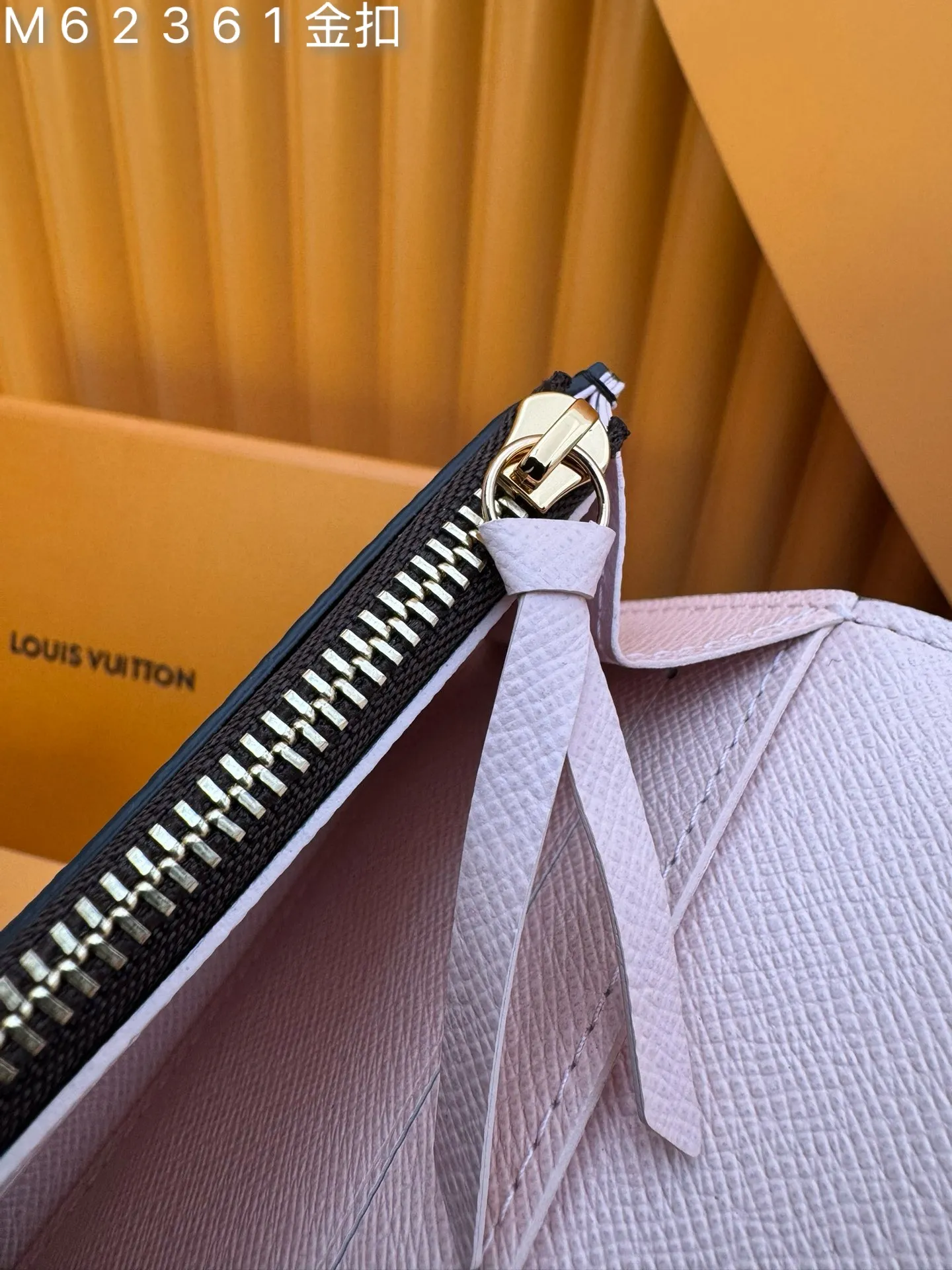 M62361 Gold Buckle "Special Duty Free" ♻️ [Official special edition·First-class material·All-steel hardware·French chip·Full set of packaging] Small and exquisite but extremely practical, this colorful envelope-style coin purse is the perfect companion for modern women in urban life. It is compact and can be easily carried in a bag or even a pocket. 11X8x2.5cm 💰440