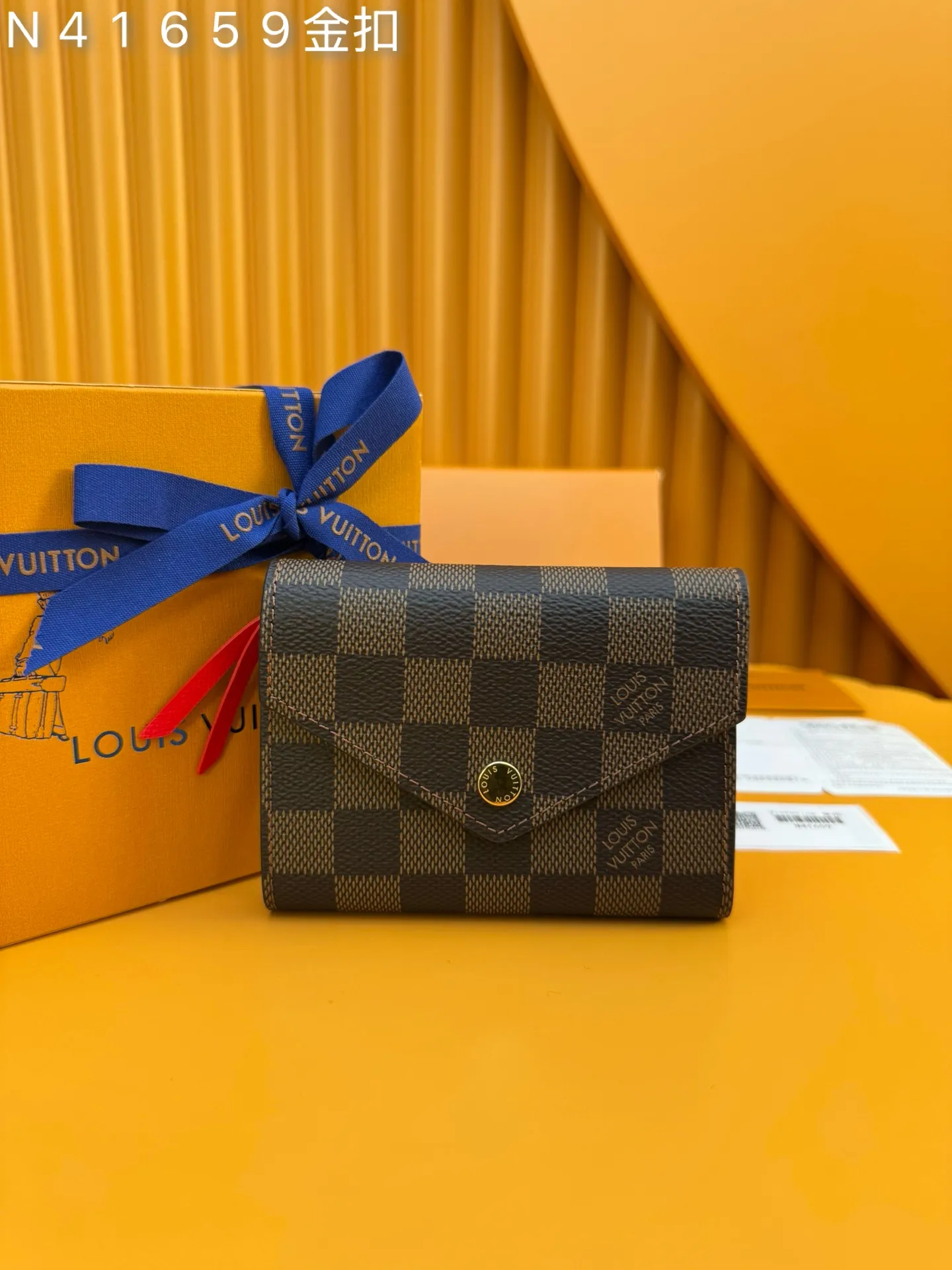 N41659 Gold Buckle "Special Duty Free" ♻️ [Official special edition·First-class material·All-steel hardware·French chip·Full set of packaging] This Victorine wallet is made of Damier Ebene coated canvas, with a delicate envelope-style opening function design, which can accommodate banknotes and cards, and is paired with a side zipper coin pocket. 12x9.5x2.5cm💰500