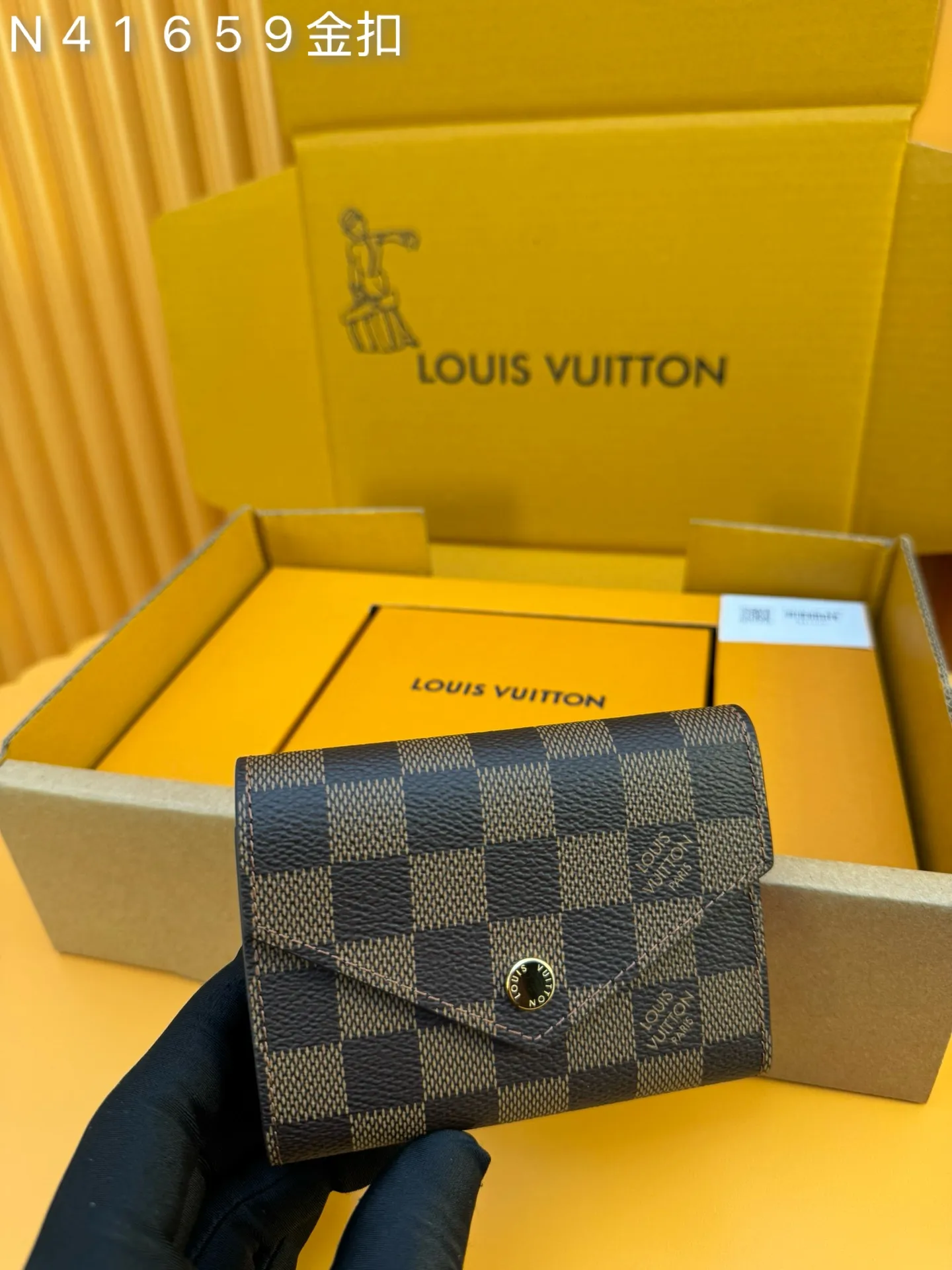 N41659 Gold Buckle "Special Duty Free" ♻️ [Official special edition·First-class material·All-steel hardware·French chip·Full set of packaging] This Victorine wallet is made of Damier Ebene coated canvas, with a delicate envelope-style opening function design, which can accommodate banknotes and cards, and is paired with a side zipper coin pocket. 12x9.5x2.5cm💰500