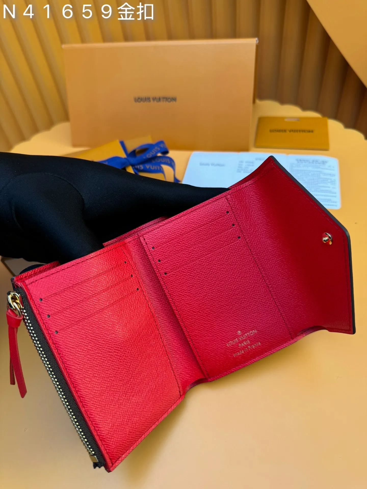 N41659 Gold Buckle "Special Duty Free" ♻️ [Official special edition·First-class material·All-steel hardware·French chip·Full set of packaging] This Victorine wallet is made of Damier Ebene coated canvas, with a delicate envelope-style opening function design, which can accommodate banknotes and cards, and is paired with a side zipper coin pocket. 12x9.5x2.5cm💰500