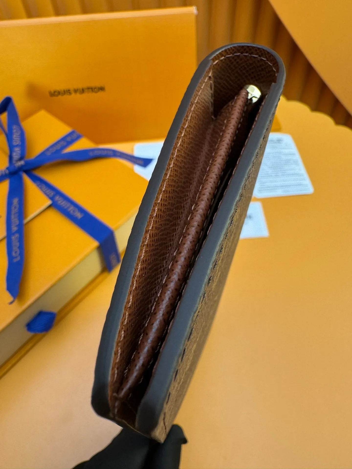 M66540 "Special Duty Free" ♻️[Official special edition·First class material·All steel hardware·Anti-counterfeiting chip·Full set of packaging] This Brazza wallet made of Monogram canvas exudes unstoppable masculinity. It's spacious and functional and can easily be stowed away in a coat pocket. Can hold change, credit cards and banknotes. 19x10x2cm 💰600