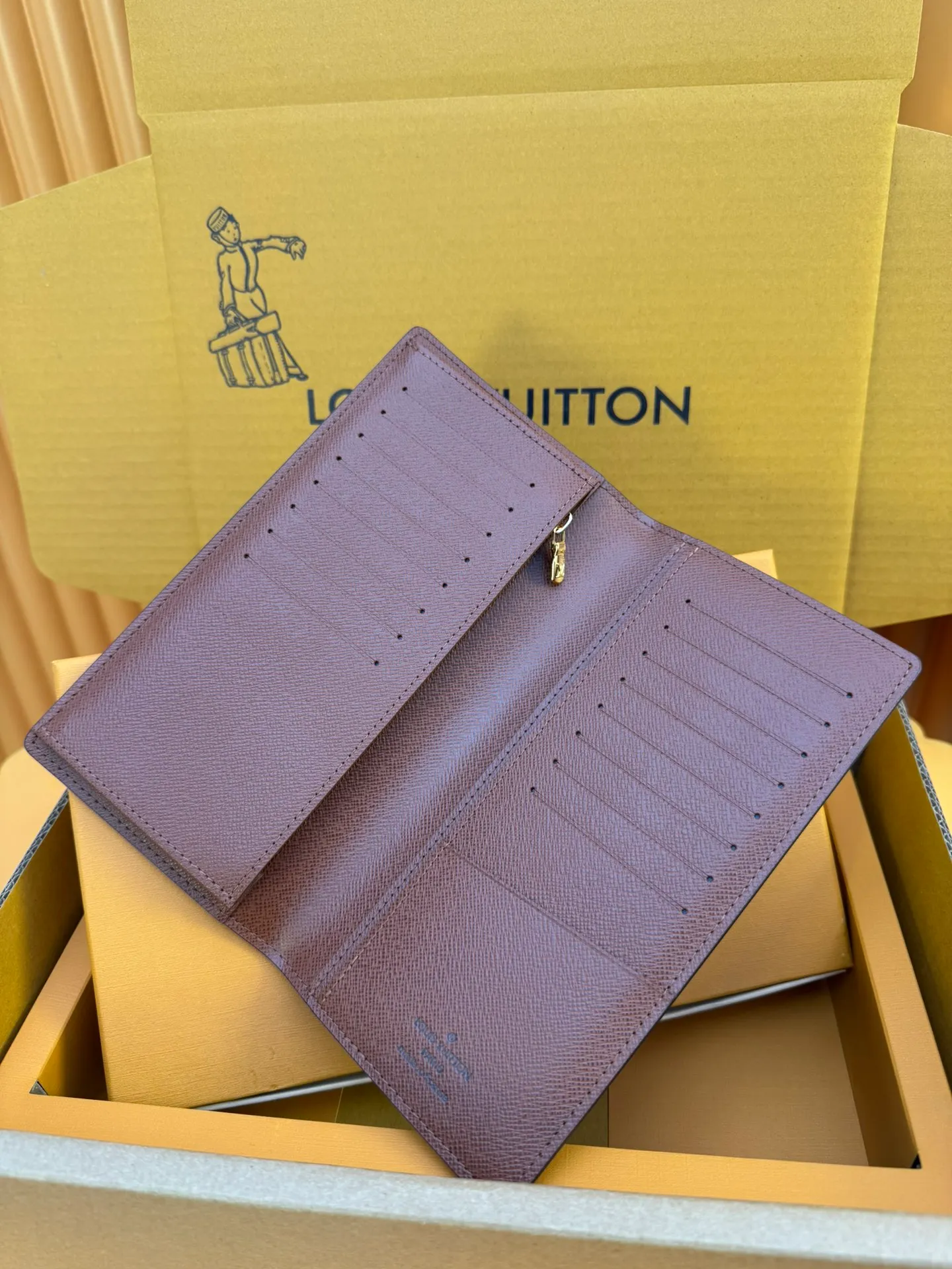 M66540 "Special Duty Free" ♻️[Official special edition·First class material·All steel hardware·Anti-counterfeiting chip·Full set of packaging] This Brazza wallet made of Monogram canvas exudes unstoppable masculinity. It's spacious and functional and can easily be stowed away in a coat pocket. Can hold change, credit cards and banknotes. 19x10x2cm 💰600