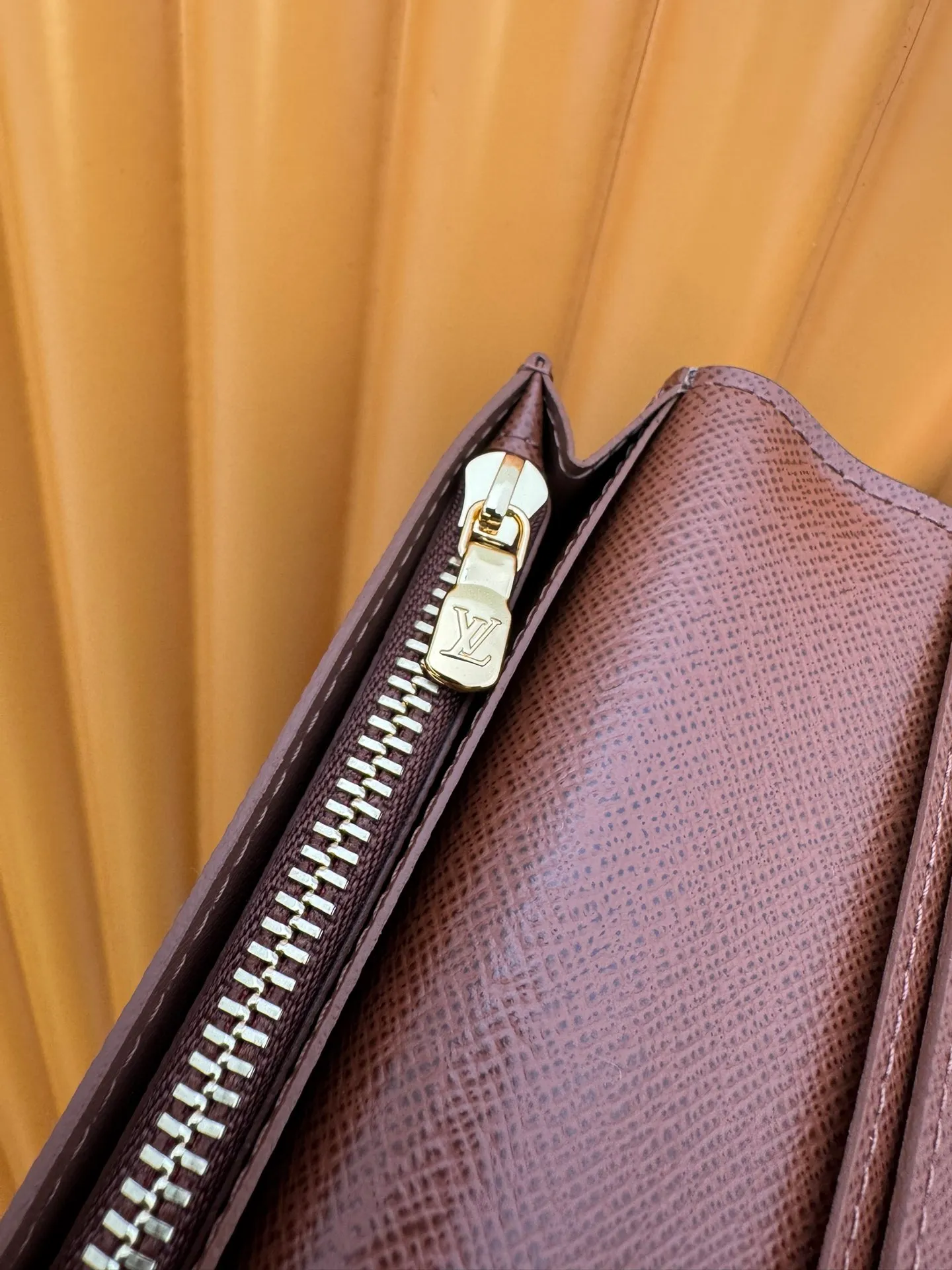 M66540 "Special Duty Free" ♻️[Official special edition·First class material·All steel hardware·Anti-counterfeiting chip·Full set of packaging] This Brazza wallet made of Monogram canvas exudes unstoppable masculinity. It's spacious and functional and can easily be stowed away in a coat pocket. Can hold change, credit cards and banknotes. 19x10x2cm 💰600