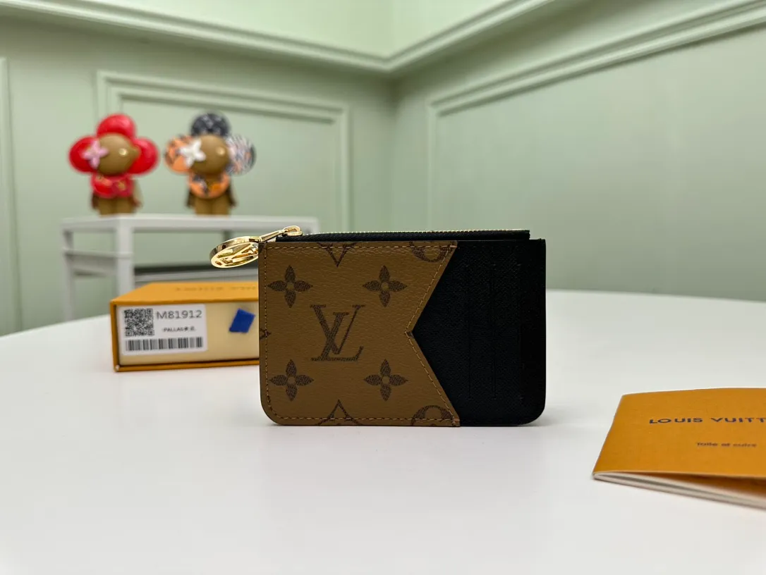 【Top Original Order】M81912 Yellow Flower 👏👏Modern and versatile, the Romy Mailbox combines the simplicity of a mailbox with the practicality of a zipper-reinforced wallet, perfect for storing money, coins and receipts. Crafted in monogram canvas and monogram reverse canvas, this new model features a colorful leather lining and a unique LV Circle zipper in gold-tone metal. Dimensions: 12 x 8 x 0.8 cm.