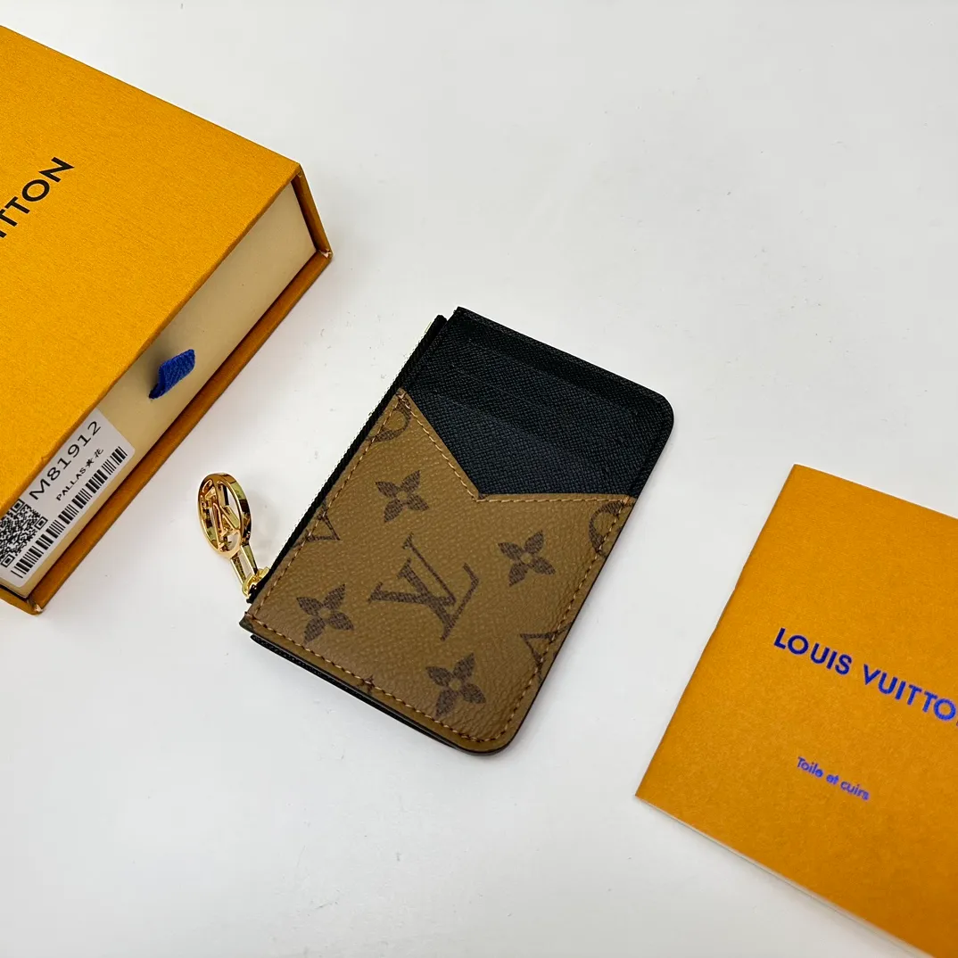 【Top Original Order】M81912 Yellow Flower 👏👏Modern and versatile, the Romy Mailbox combines the simplicity of a mailbox with the practicality of a zipper-reinforced wallet, perfect for storing money, coins and receipts. Crafted in monogram canvas and monogram reverse canvas, this new model features a colorful leather lining and a unique LV Circle zipper in gold-tone metal. Dimensions: 12 x 8 x 0.8 cm.