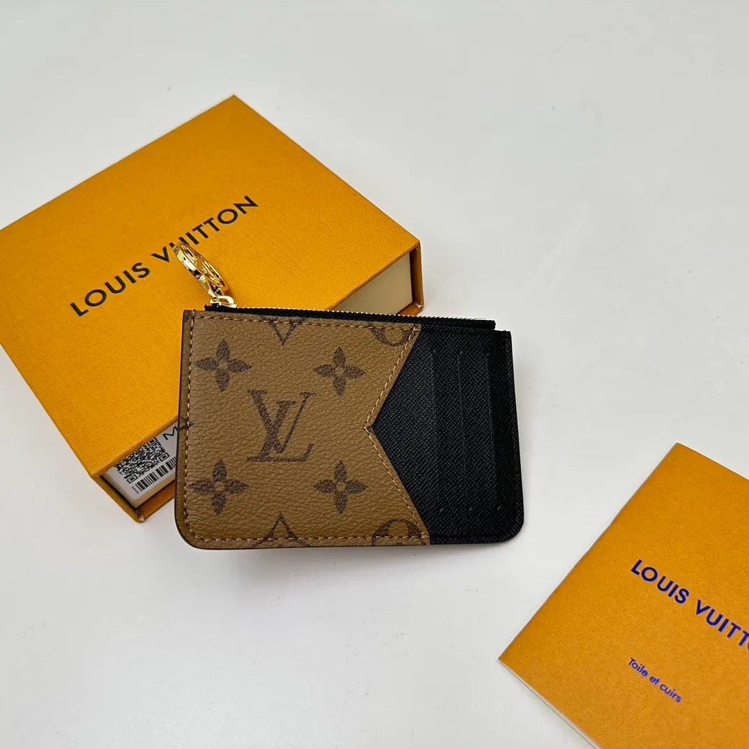 【Top Original Order】M81912 Yellow Flower 👏👏Modern and versatile, the Romy Mailbox combines the simplicity of a mailbox with the practicality of a zipper-reinforced wallet, perfect for storing money, coins and receipts. Crafted in monogram canvas and monogram reverse canvas, this new model features a colorful leather lining and a unique LV Circle zipper in gold-tone metal. Dimensions: 12 x 8 x 0.8 cm.