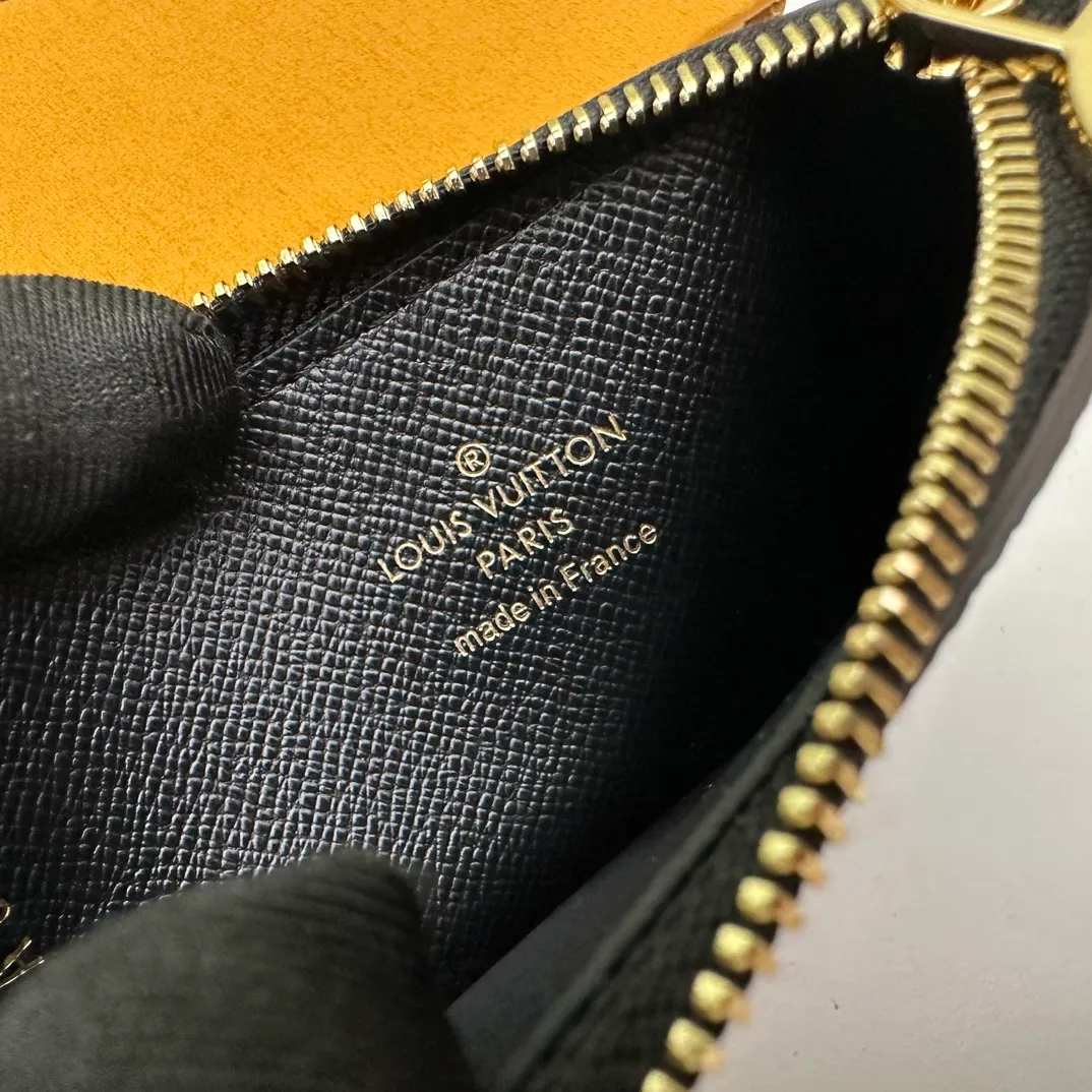 【Top Original Order】M81912 Yellow Flower 👏👏Modern and versatile, the Romy Mailbox combines the simplicity of a mailbox with the practicality of a zipper-reinforced wallet, perfect for storing money, coins and receipts. Crafted in monogram canvas and monogram reverse canvas, this new model features a colorful leather lining and a unique LV Circle zipper in gold-tone metal. Dimensions: 12 x 8 x 0.8 cm.