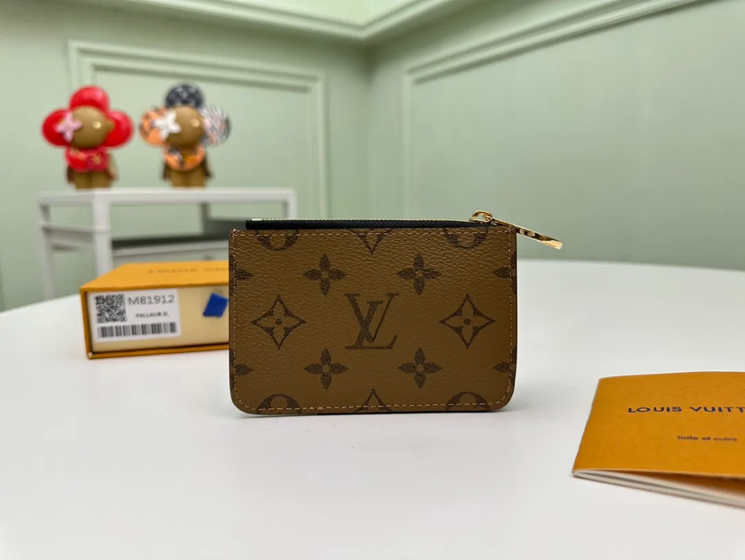 【Top Original Order】M81912 Yellow Flower 👏👏Modern and versatile, the Romy Mailbox combines the simplicity of a mailbox with the practicality of a zipper-reinforced wallet, perfect for storing money, coins and receipts. Crafted in monogram canvas and monogram reverse canvas, this new model features a colorful leather lining and a unique LV Circle zipper in gold-tone metal. Dimensions: 12 x 8 x 0.8 cm.