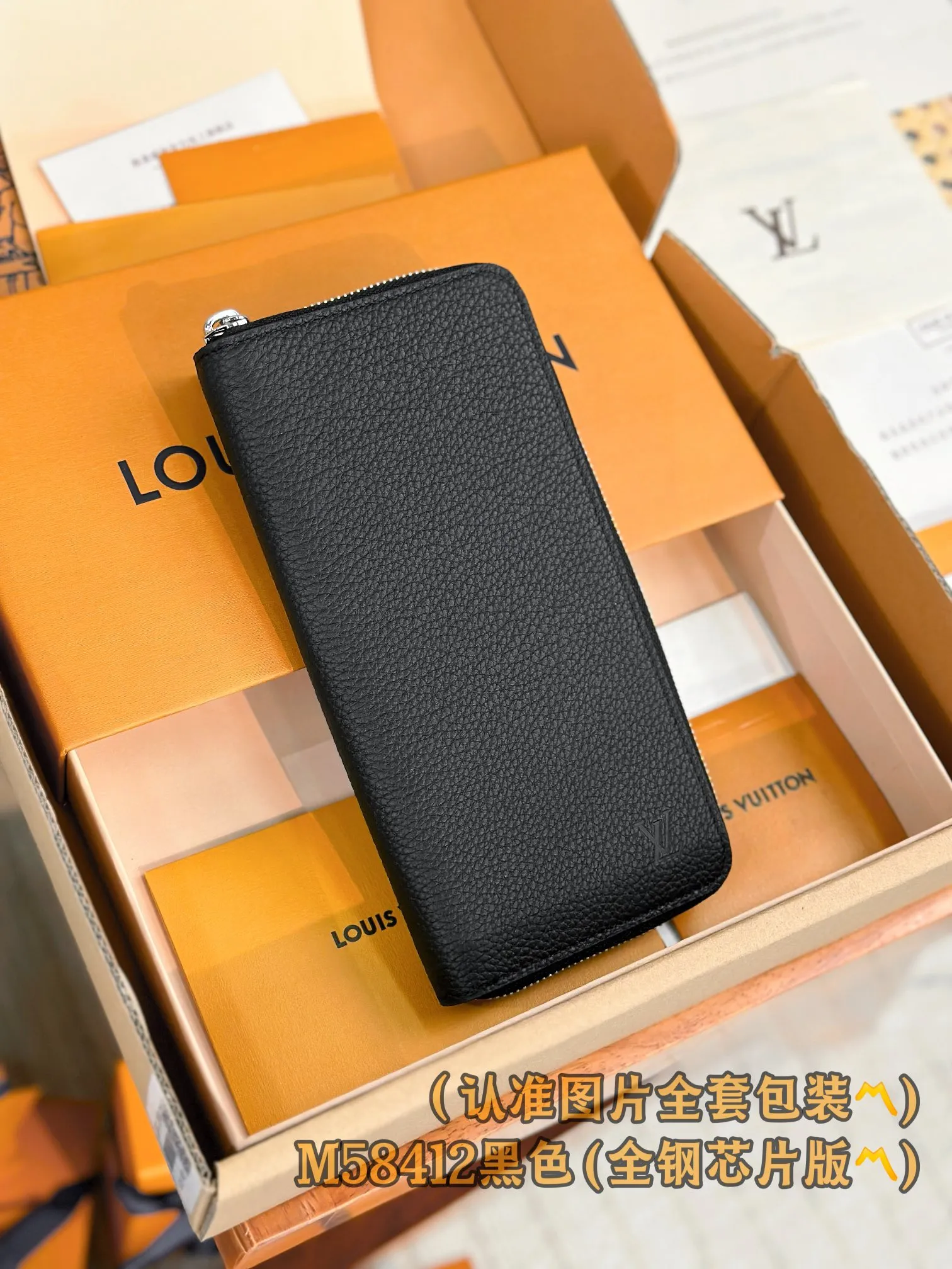 M58412 black (〽️A-grade all-steel version〽️) personalized customization, transcoding chip! Zipper Wallet LV Aerogram leather gives this zipper wallet a low-key brand style and elegance. The black cowhide leather is exquisitely crafted and soft, just like the air mail paper of the past. It is decorated with the LV Initials logo in the same color metal, making it more stylish. The style features a secure zipper closure and a spacious interior, making it an ideal style for fashionable men who prefer an all-in-one wallet.  10 x 20 x 2 cm (length x height x width). Special 400