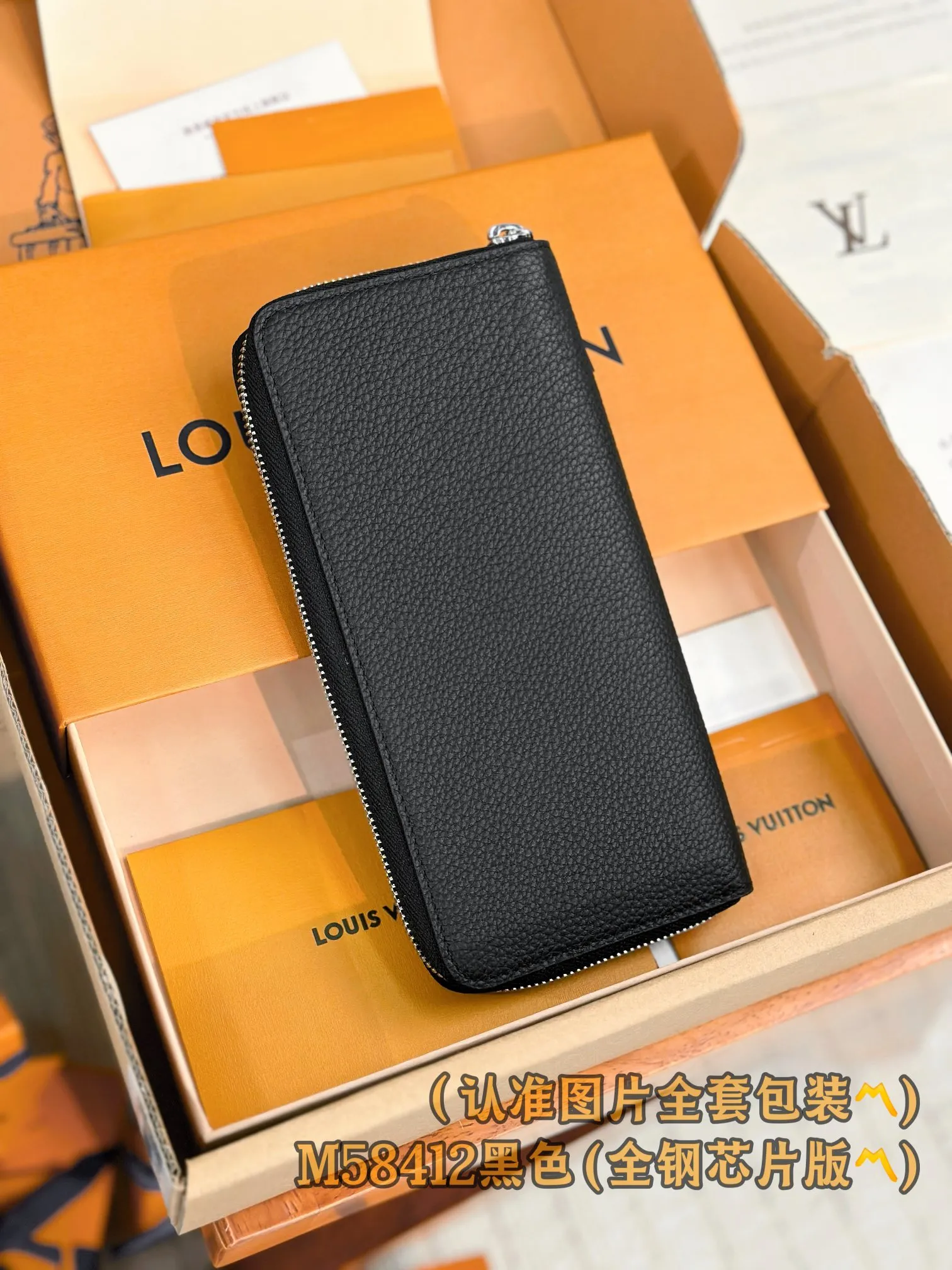 M58412 black (〽️A-grade all-steel version〽️) personalized customization, transcoding chip! Zipper Wallet LV Aerogram leather gives this zipper wallet a low-key brand style and elegance. The black cowhide leather is exquisitely crafted and soft, just like the air mail paper of the past. It is decorated with the LV Initials logo in the same color metal, making it more stylish. The style features a secure zipper closure and a spacious interior, making it an ideal style for fashionable men who prefer an all-in-one wallet.  10 x 20 x 2 cm (length x height x width). Special 400