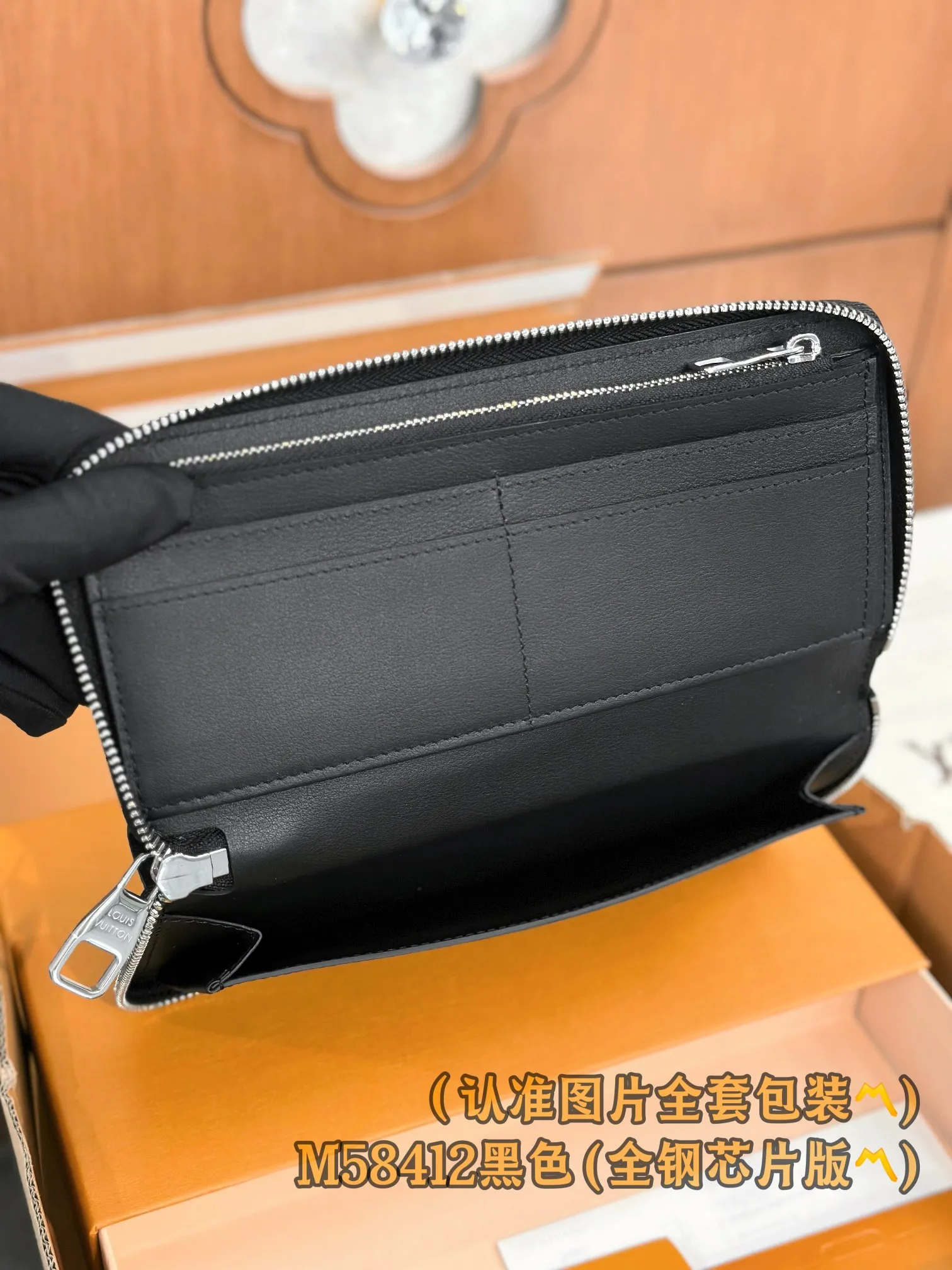 M58412 black (〽️A-grade all-steel version〽️) personalized customization, transcoding chip! Zipper Wallet LV Aerogram leather gives this zipper wallet a low-key brand style and elegance. The black cowhide leather is exquisitely crafted and soft, just like the air mail paper of the past. It is decorated with the LV Initials logo in the same color metal, making it more stylish. The style features a secure zipper closure and a spacious interior, making it an ideal style for fashionable men who prefer an all-in-one wallet.  10 x 20 x 2 cm (length x height x width). Special 400