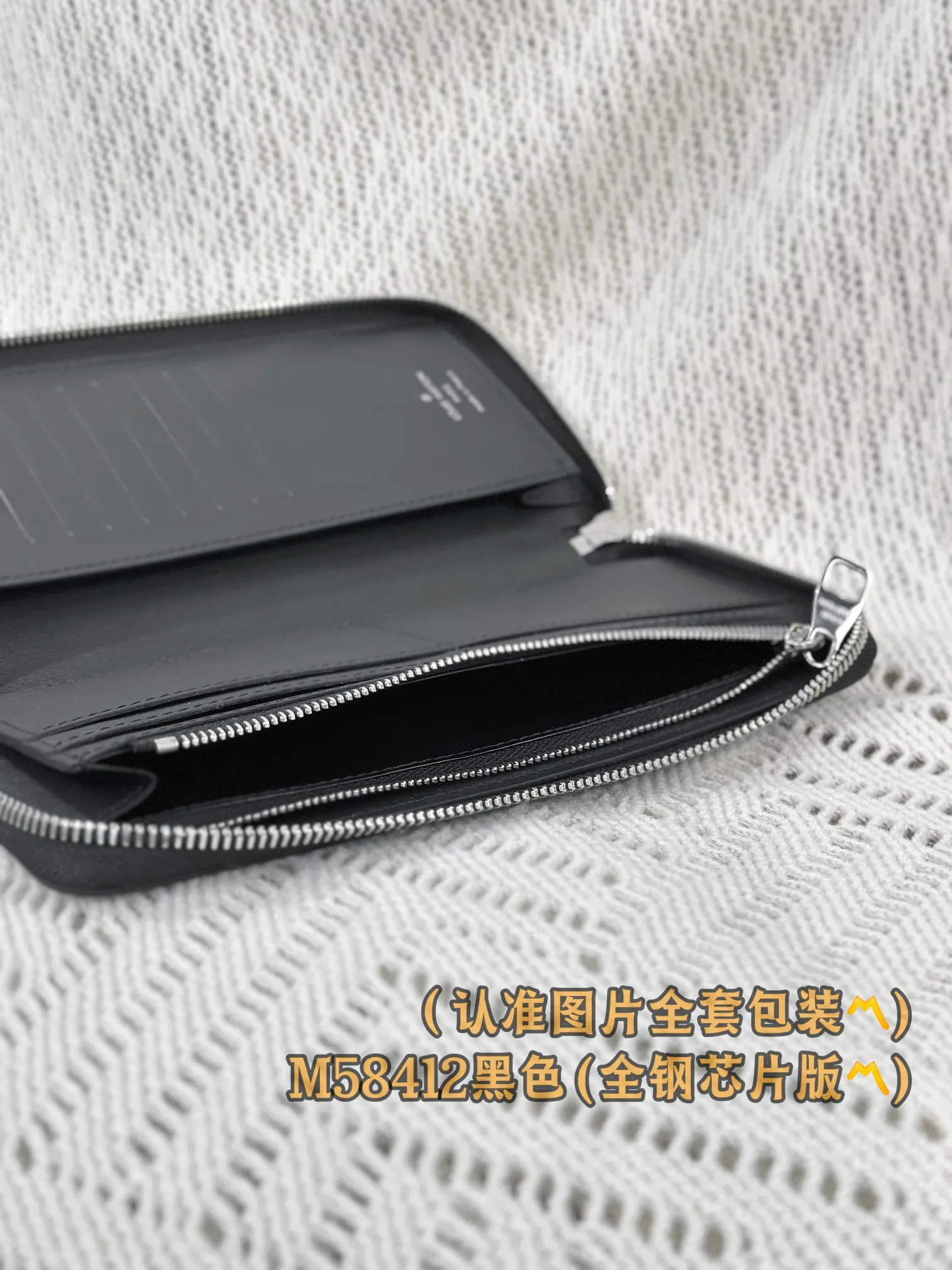 M58412 black (〽️A-grade all-steel version〽️) personalized customization, transcoding chip! Zipper Wallet LV Aerogram leather gives this zipper wallet a low-key brand style and elegance. The black cowhide leather is exquisitely crafted and soft, just like the air mail paper of the past. It is decorated with the LV Initials logo in the same color metal, making it more stylish. The style features a secure zipper closure and a spacious interior, making it an ideal style for fashionable men who prefer an all-in-one wallet.  10 x 20 x 2 cm (length x height x width). Special 400