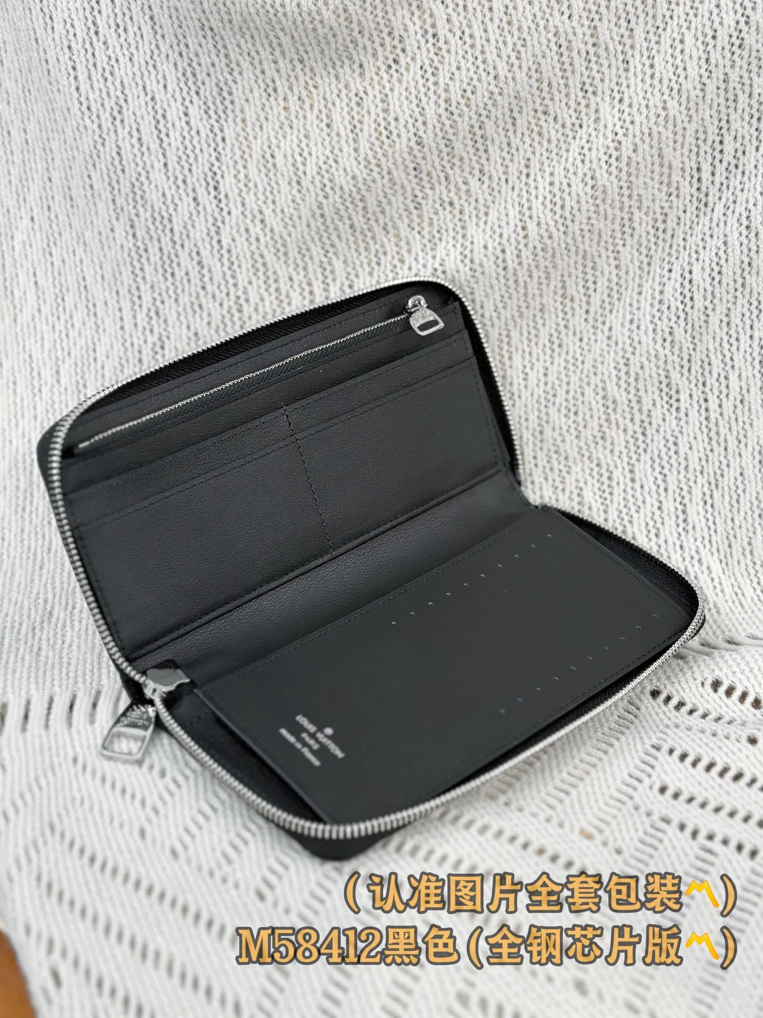 M58412 black (〽️A-grade all-steel version〽️) personalized customization, transcoding chip! Zipper Wallet LV Aerogram leather gives this zipper wallet a low-key brand style and elegance. The black cowhide leather is exquisitely crafted and soft, just like the air mail paper of the past. It is decorated with the LV Initials logo in the same color metal, making it more stylish. The style features a secure zipper closure and a spacious interior, making it an ideal style for fashionable men who prefer an all-in-one wallet.  10 x 20 x 2 cm (length x height x width). Special 400