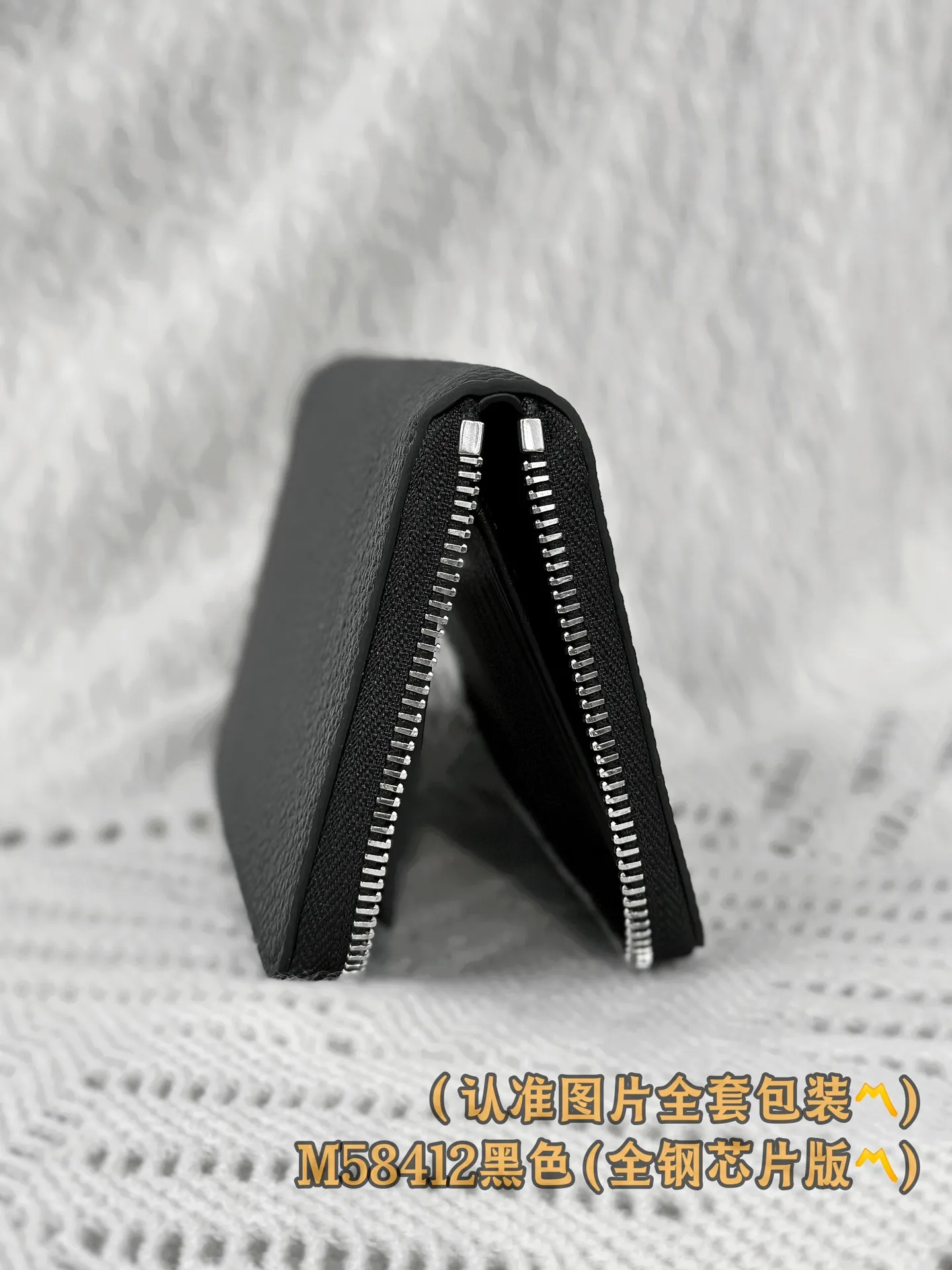 M58412 black (〽️A-grade all-steel version〽️) personalized customization, transcoding chip! Zipper Wallet LV Aerogram leather gives this zipper wallet a low-key brand style and elegance. The black cowhide leather is exquisitely crafted and soft, just like the air mail paper of the past. It is decorated with the LV Initials logo in the same color metal, making it more stylish. The style features a secure zipper closure and a spacious interior, making it an ideal style for fashionable men who prefer an all-in-one wallet.  10 x 20 x 2 cm (length x height x width). Special 400